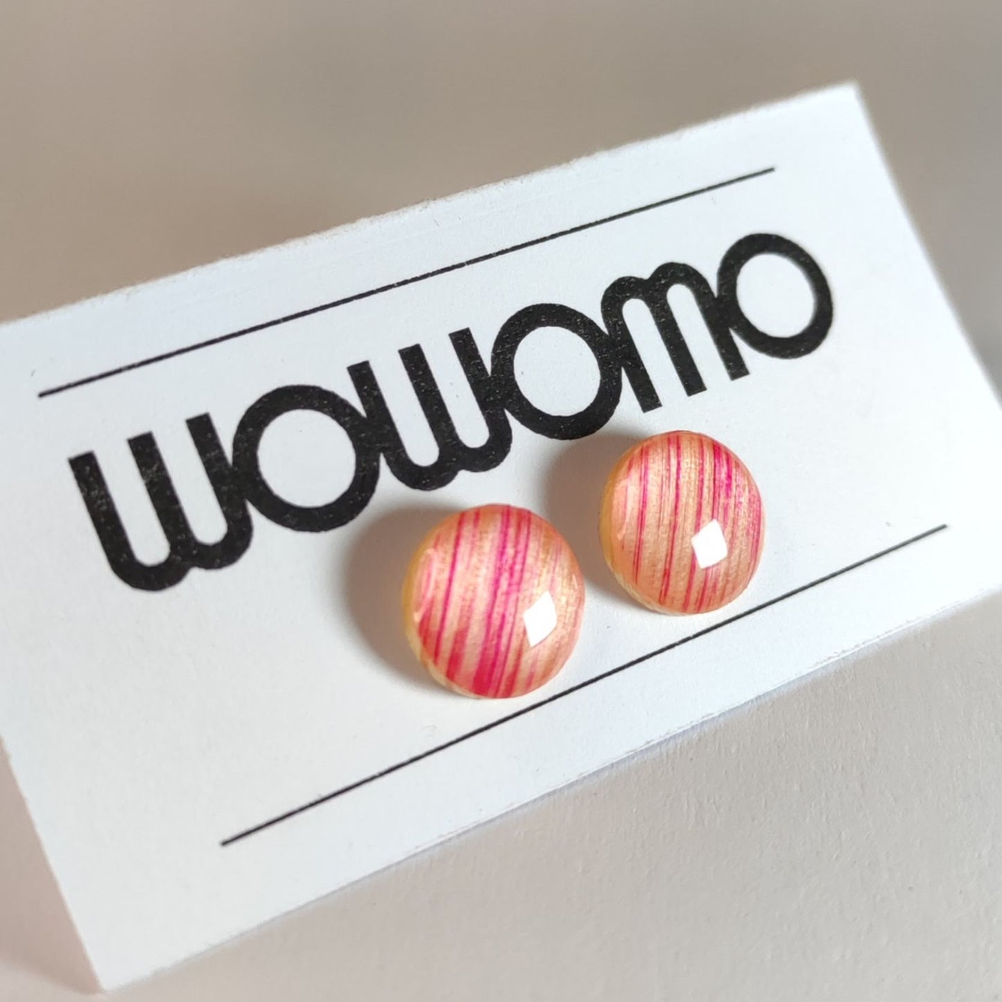 K3-10 pendientes WOWOMO en su expositor