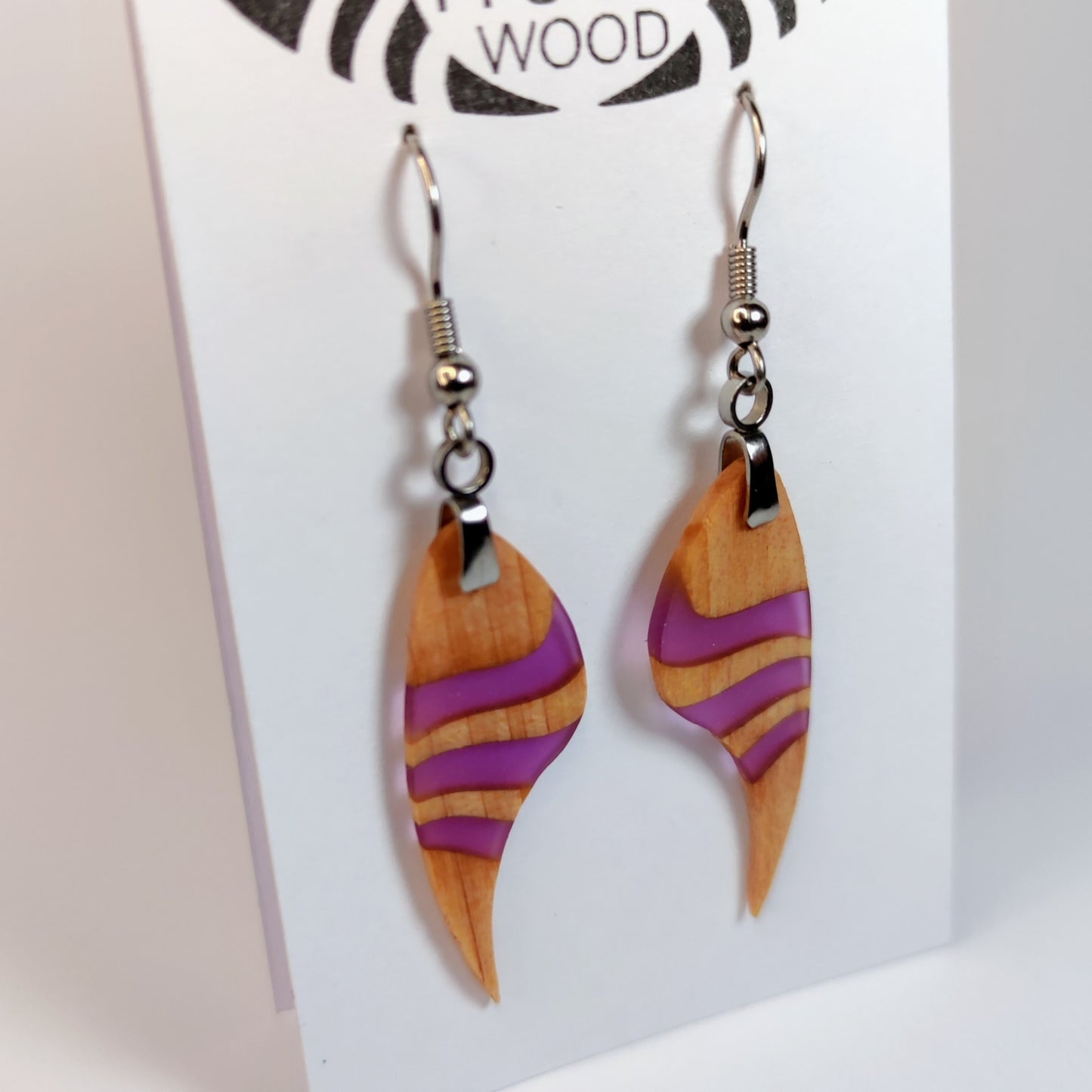 E1 pendientes HuluWood en su expositor