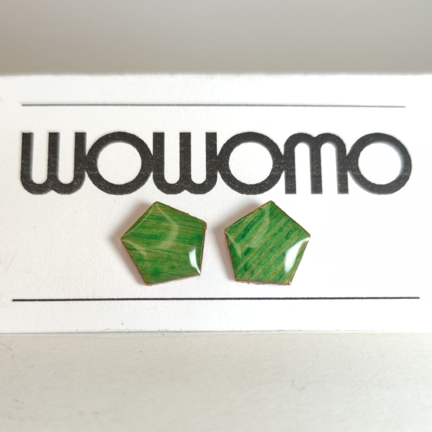 PENDIENTES WOWOMO O3-PENTÁGONO EN SU EXPOSITOR
