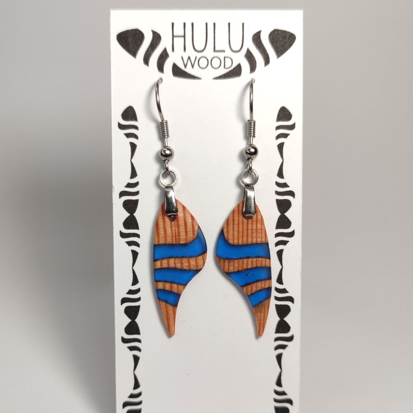  A1 pendientes HuluWood cedro azul marino mate en su expositor recto
