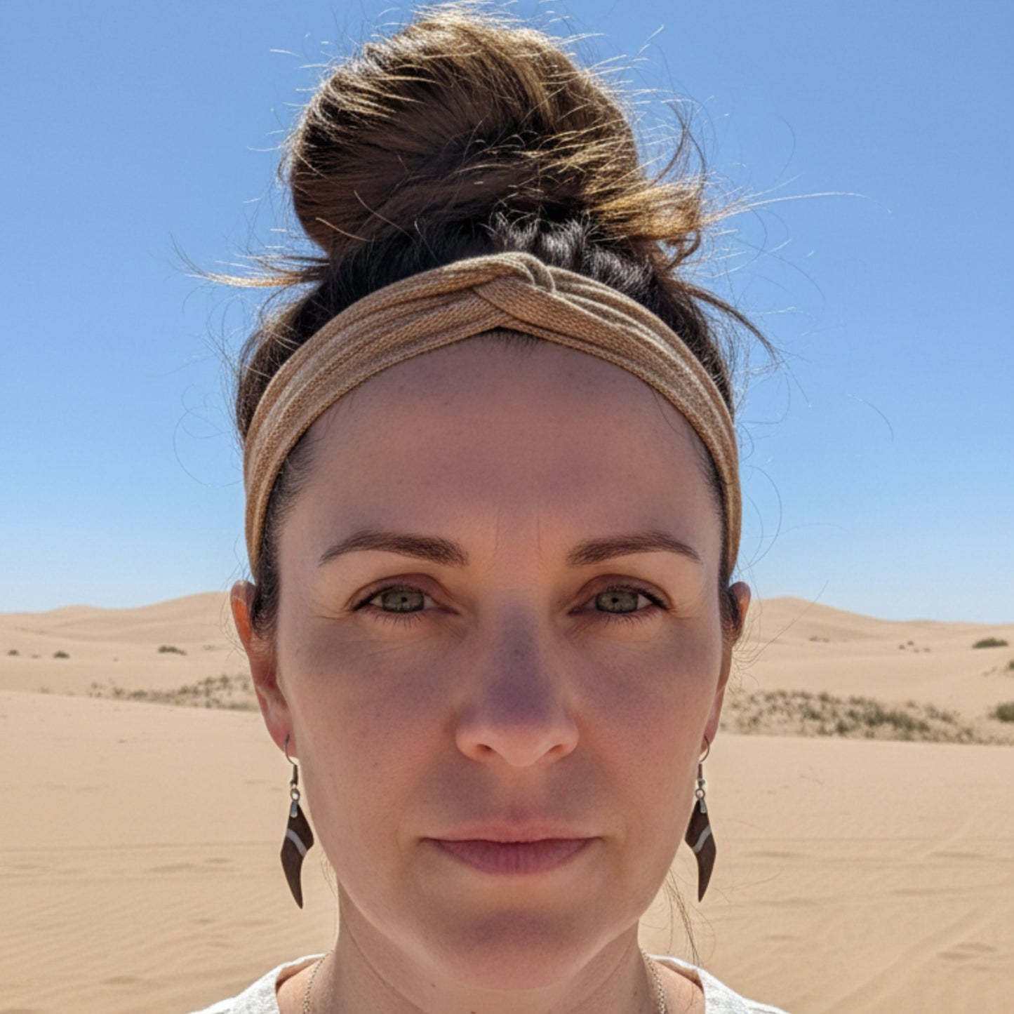 A2 pendientes HuluWood ébano con onda blanca puestos en modelo en el desierto
