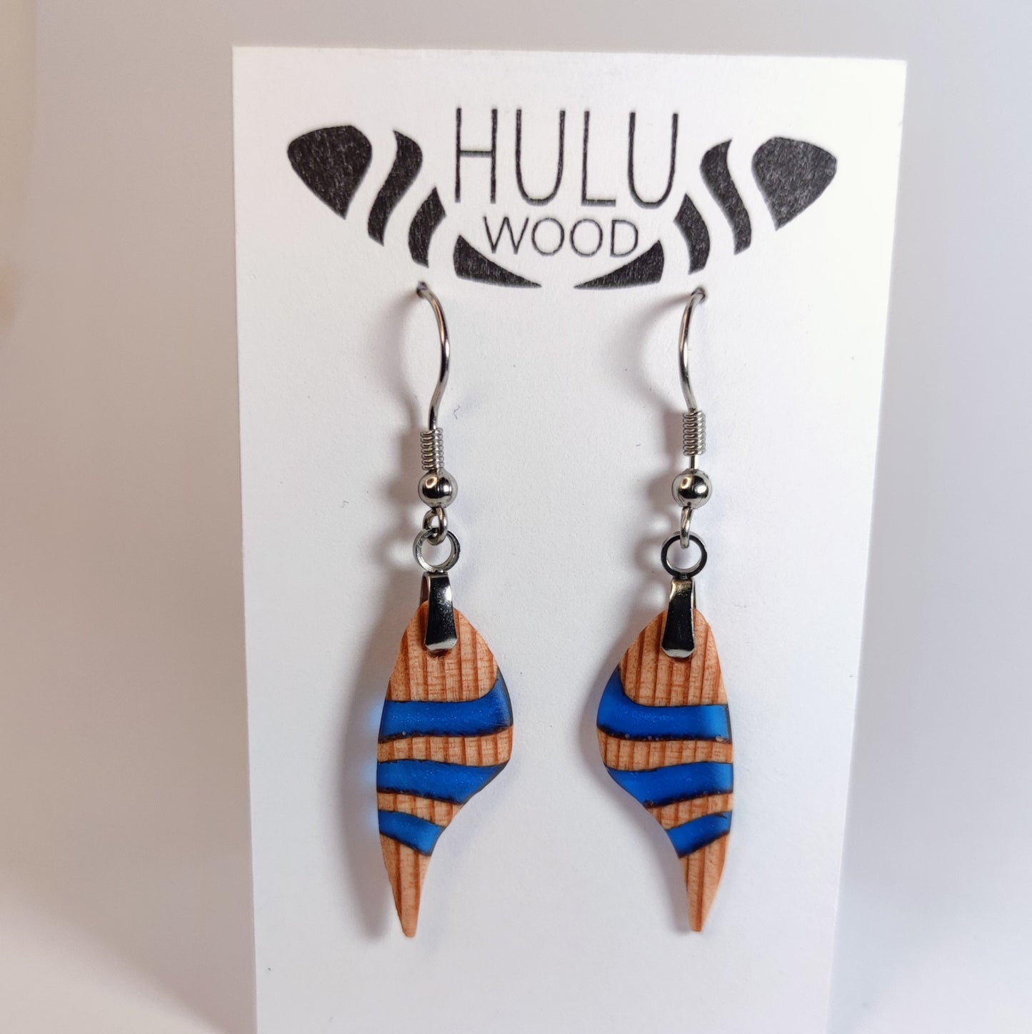 A1 Pendientes HuluWood en su expositor de frente
