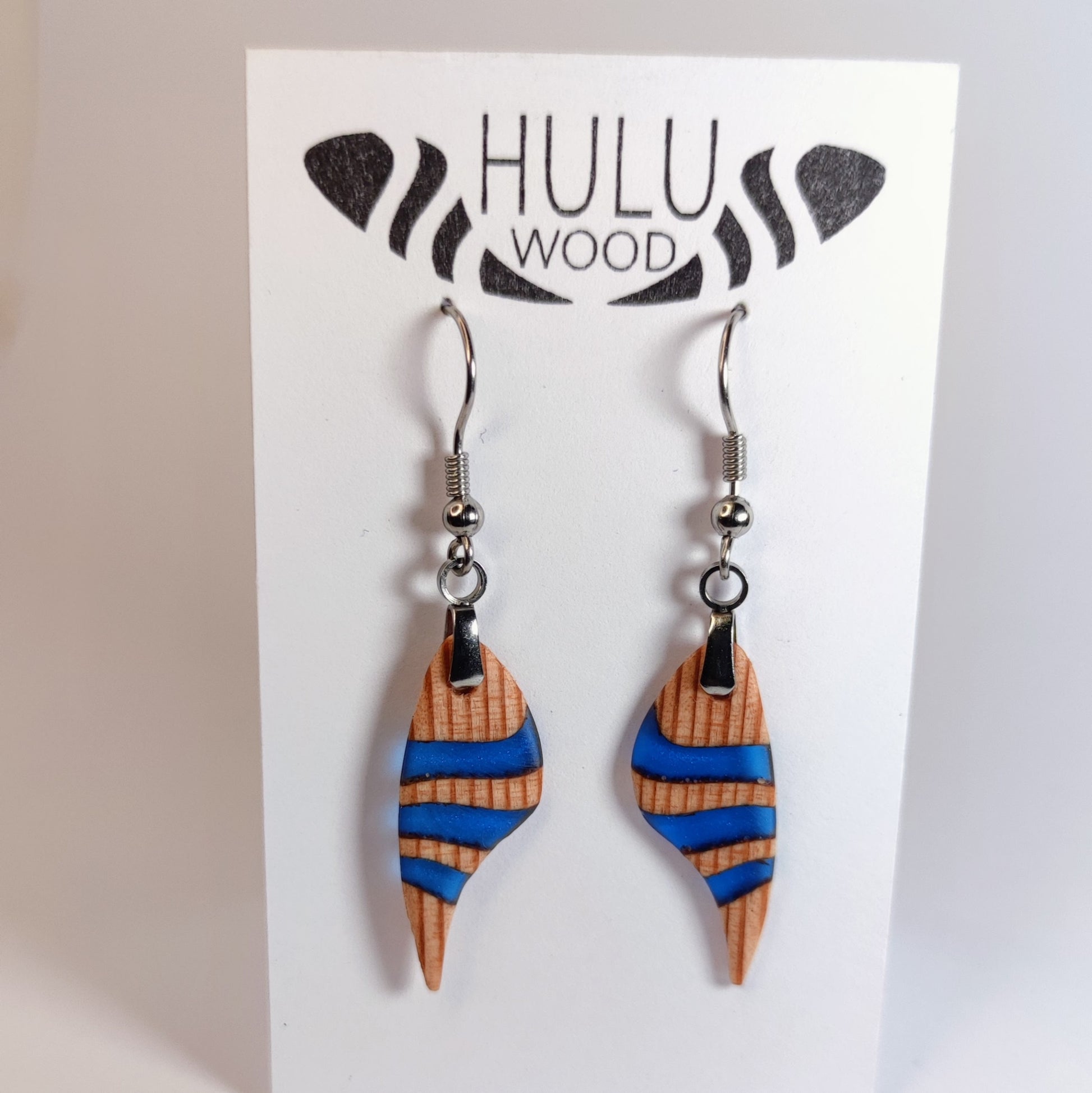 A1 Pendientes HuluWood en su expositor de frente

