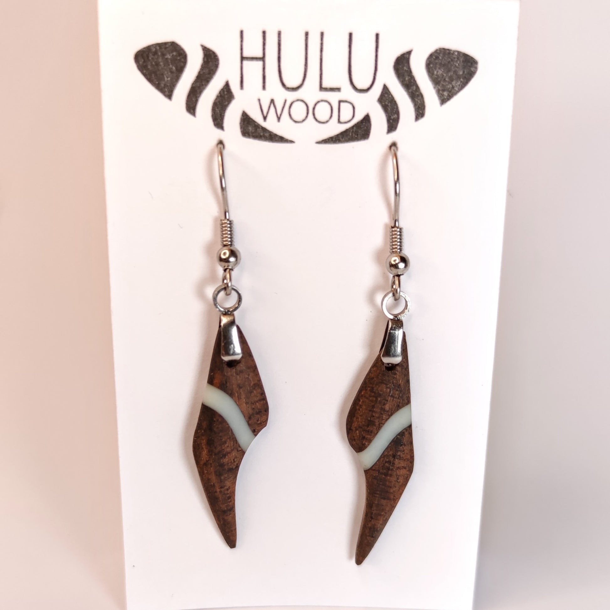 A2 Pendientes HuluWood en su expositor de frente
