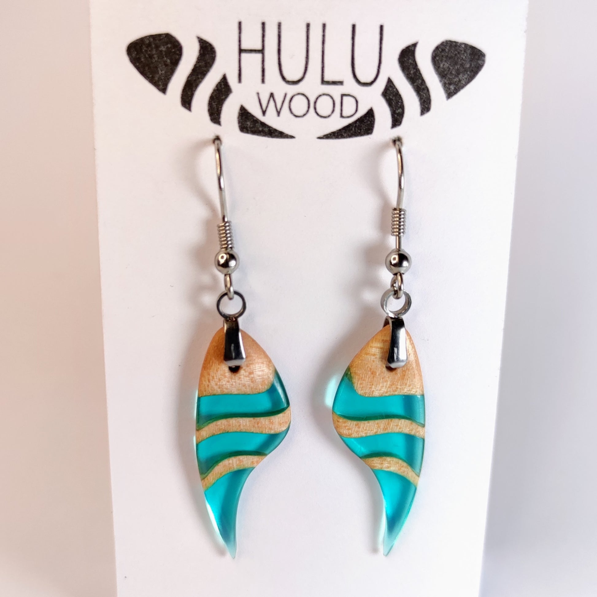 A3 Pendientes HuluWood en su expositor frente
