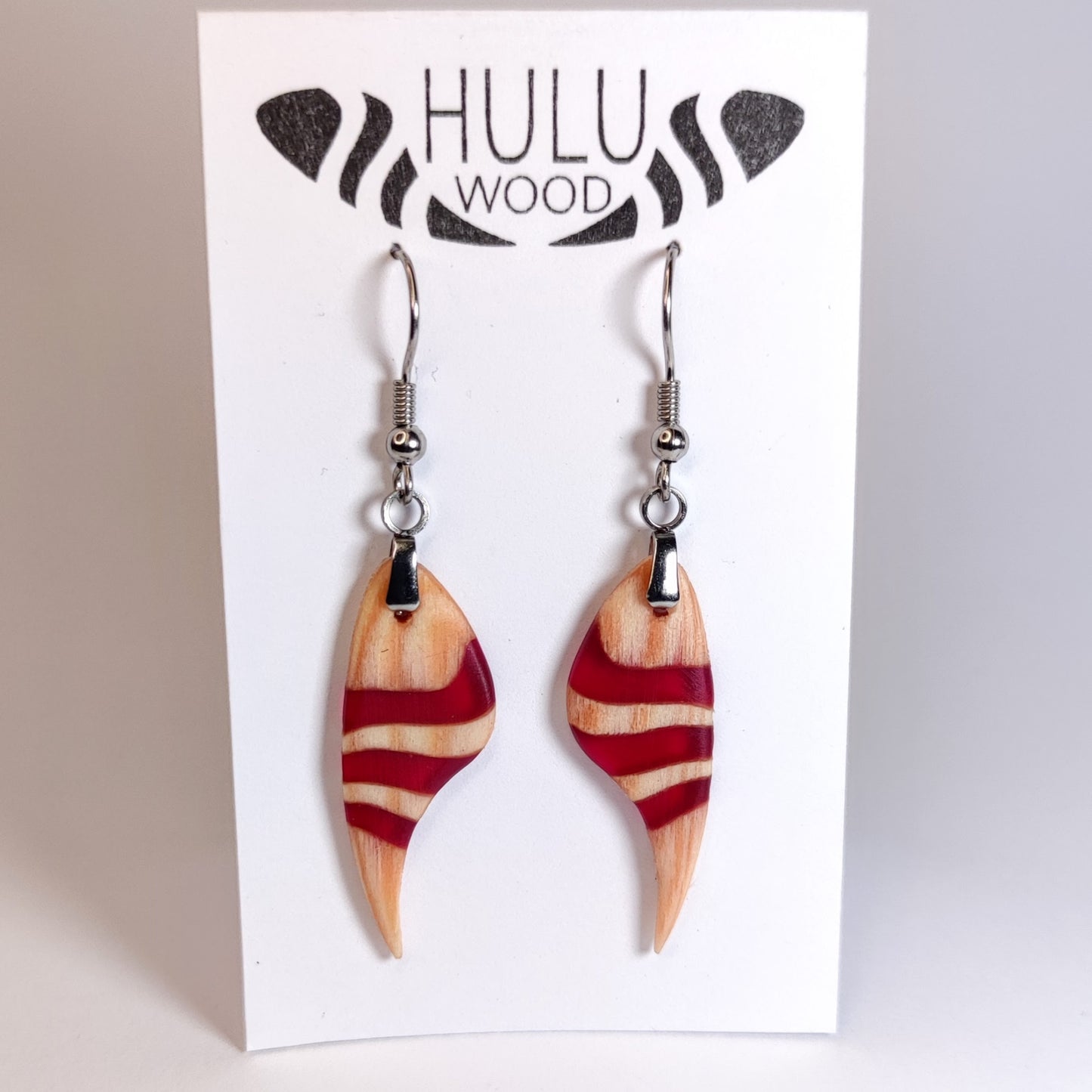 A3 pendientes HuluWood pino y granate en su expositor frente
