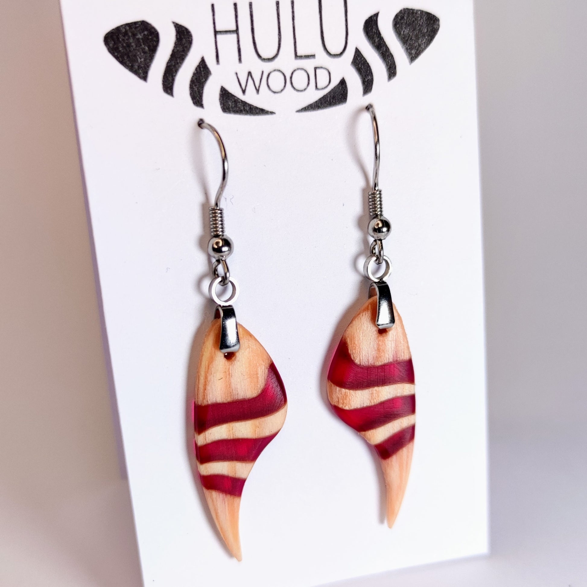 A3 pendientes HuluWood pino y granate en su expositor oblicuo
