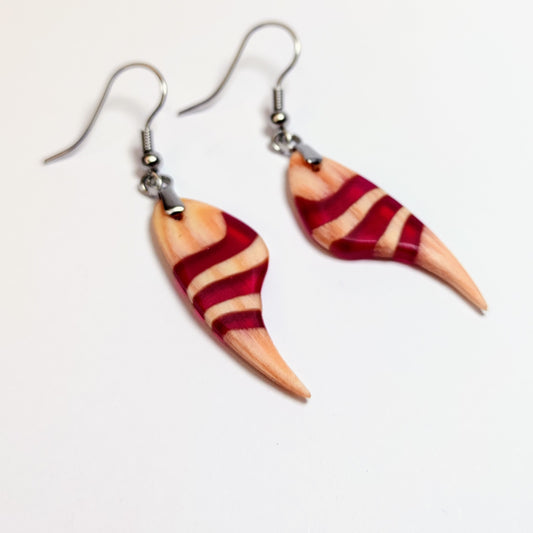 A3 pendientes HuluWood pino y granate fondo blanco principal