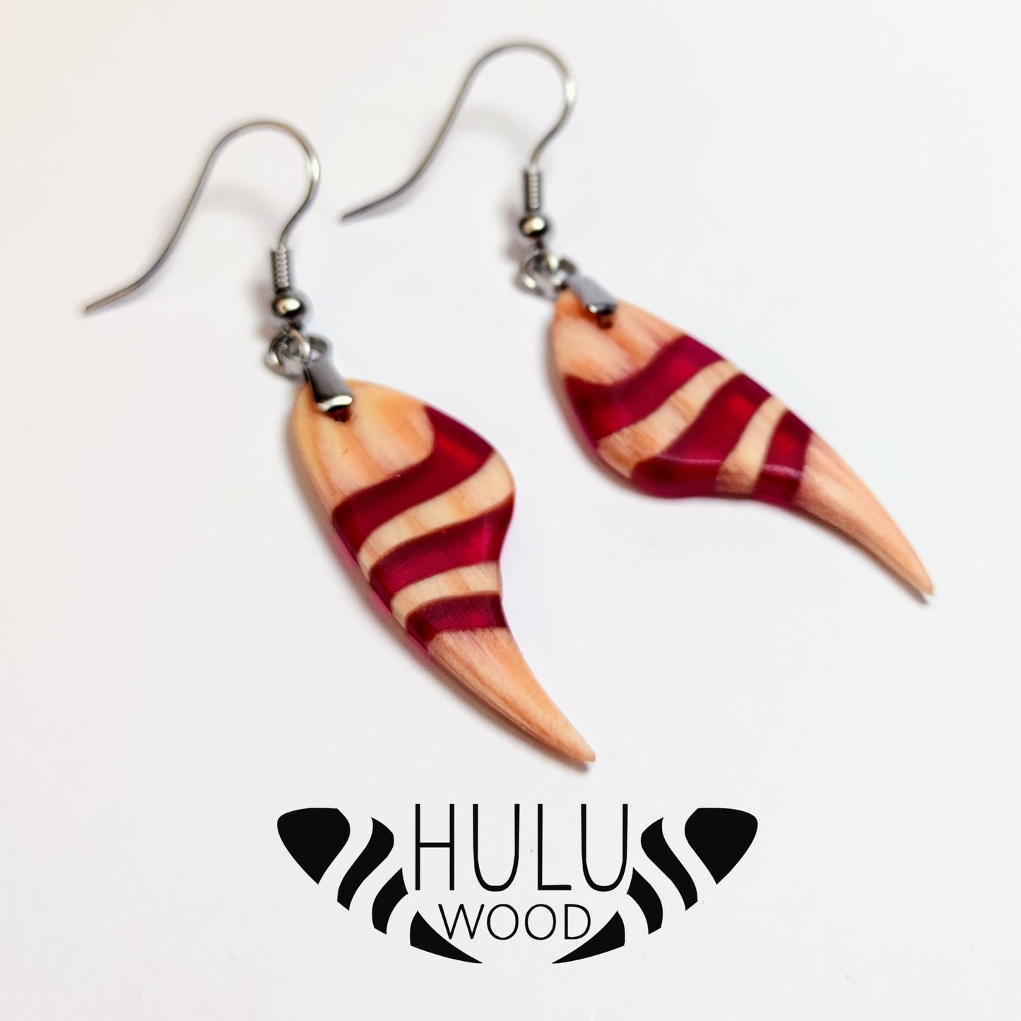 A3 pendientes HuluWood pino y granate fondo blanco principal y logo