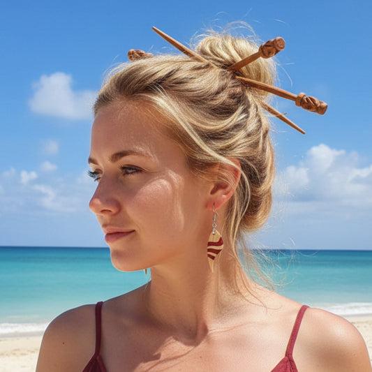 A3 pendientes HuluWood pino y granate modelo en playa caribe