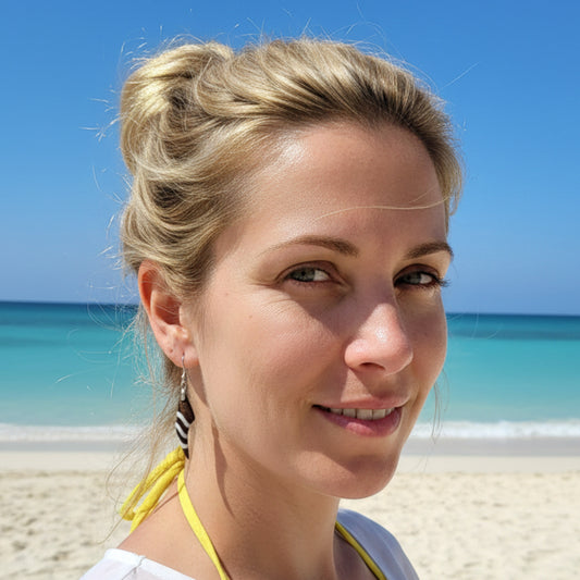 A4 Pendientes HuluWood puestos en modelo rubia pelo recogido en playa del caribe
