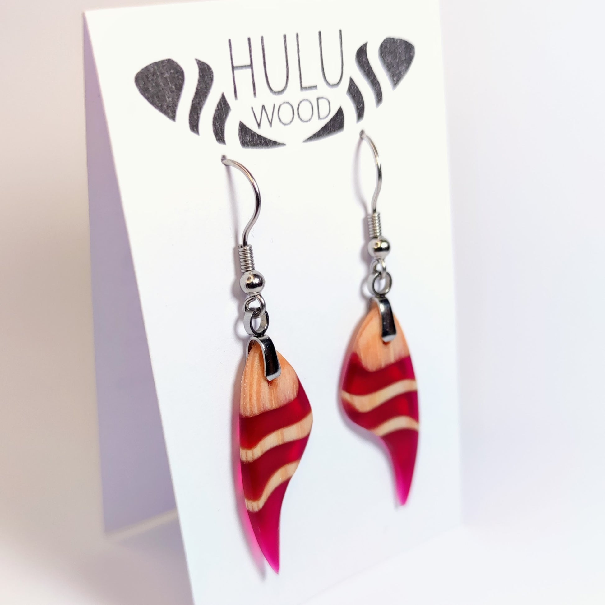 A5 Pendientes HuluWood en su expositor oblicuo