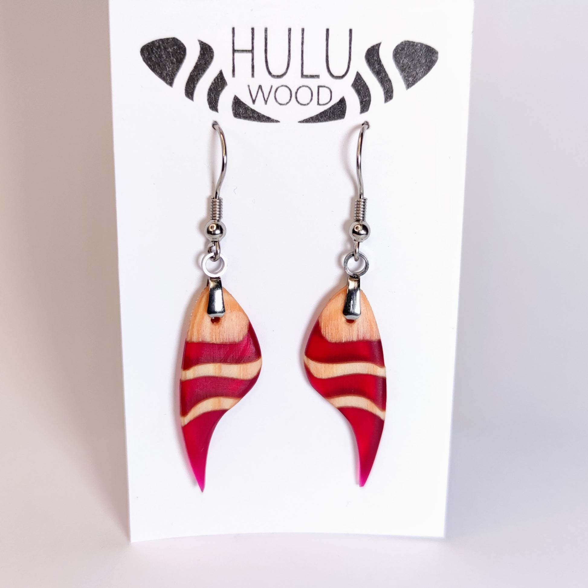A5 Pendientes HuluWood en su expositor frente
