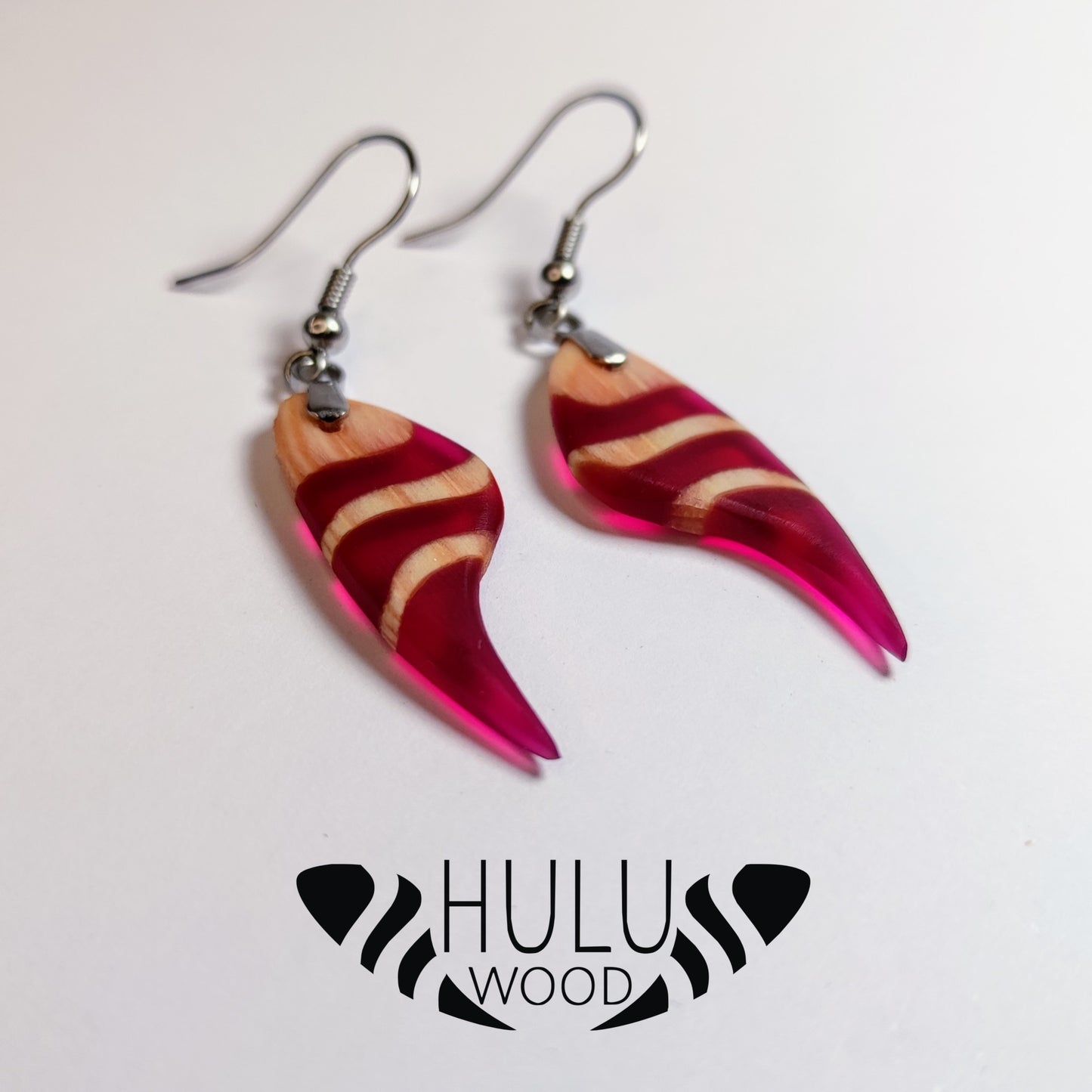 A5 Pendientes HuluWood en su expositor frente y logotipo