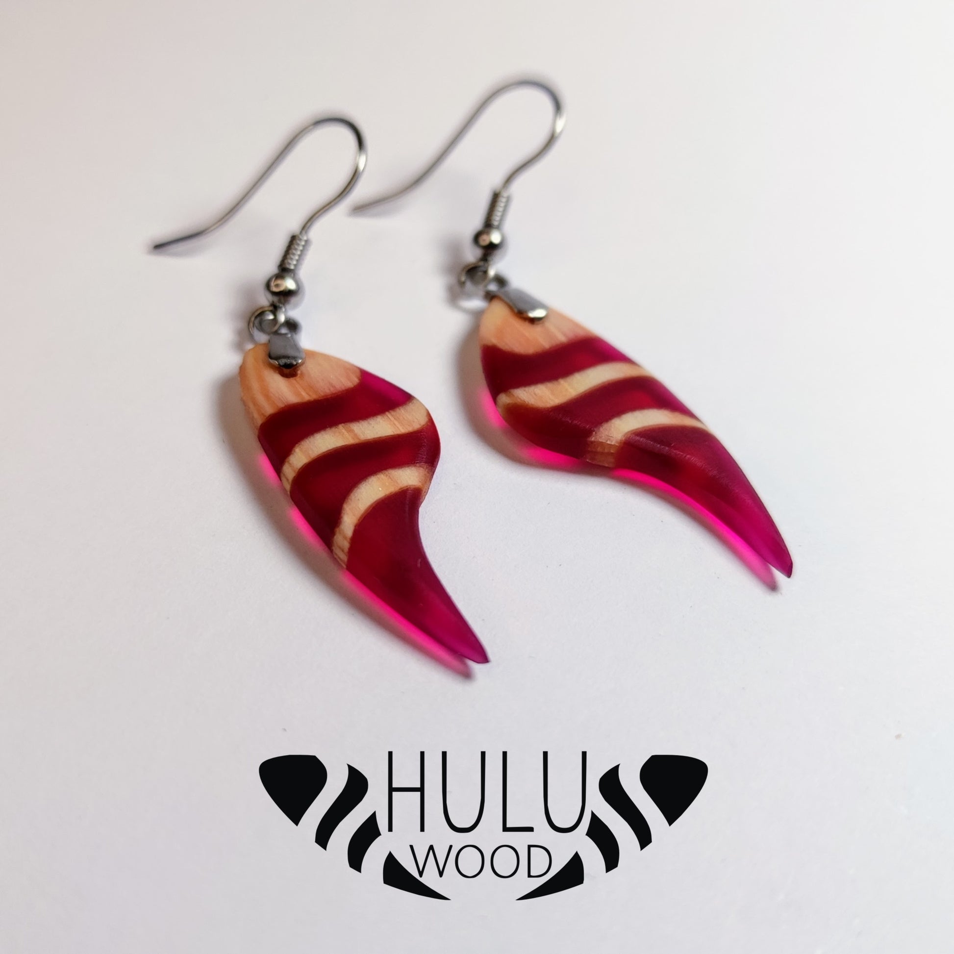 A5 Pendientes HuluWood en su expositor frente y logotipo
