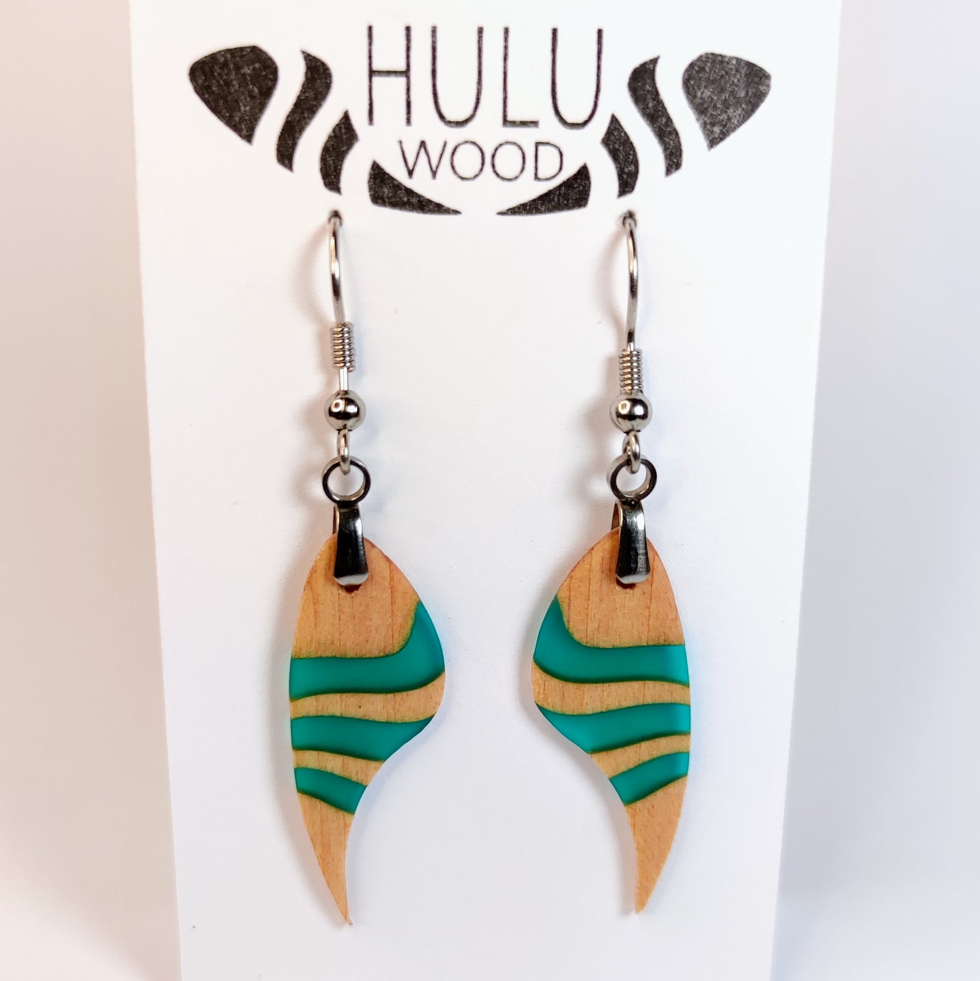 A6 Pentientes HuluWood en su expositor frente