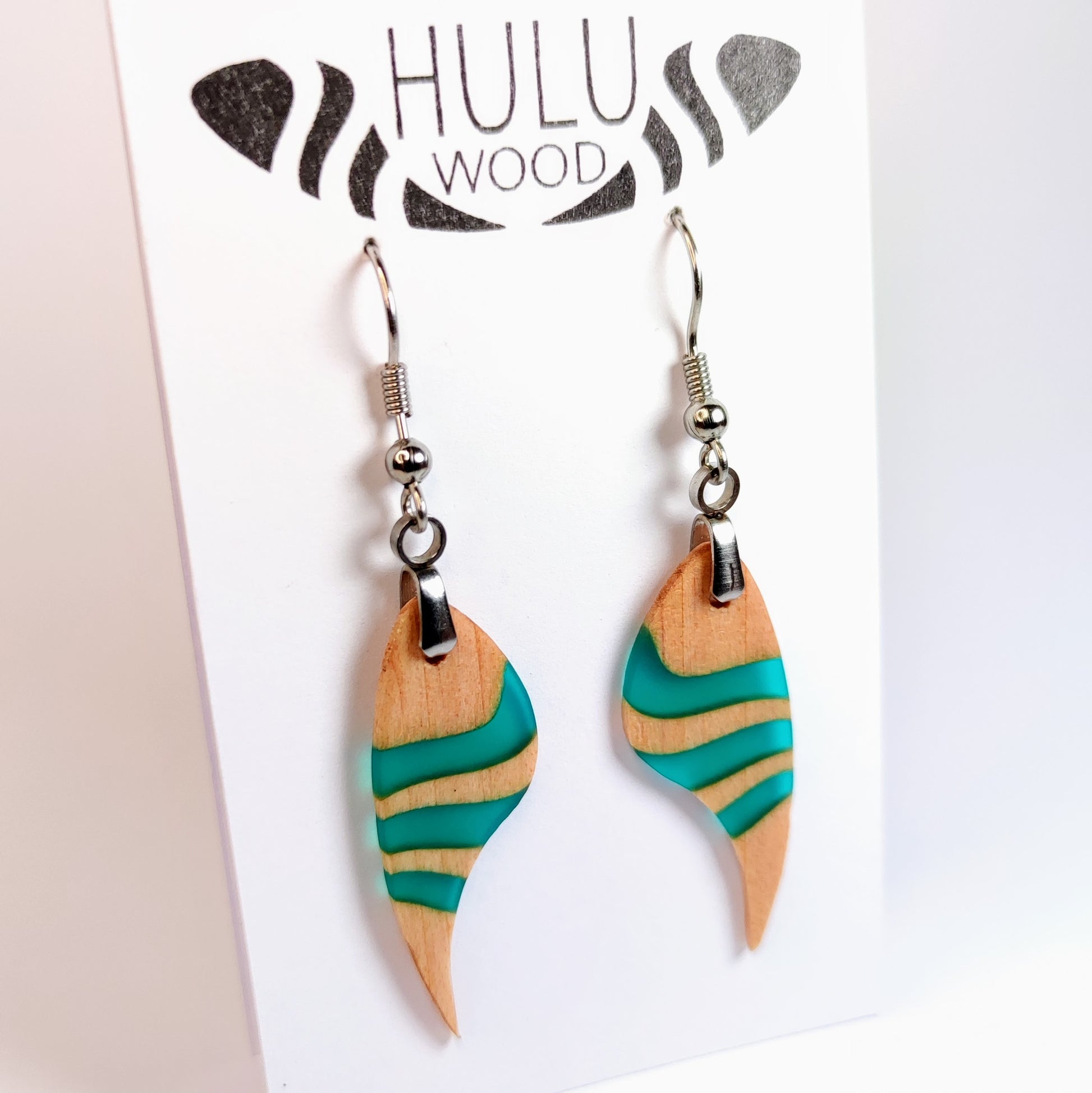 A6 Pentientes HuluWood en su expositor oblicuo
