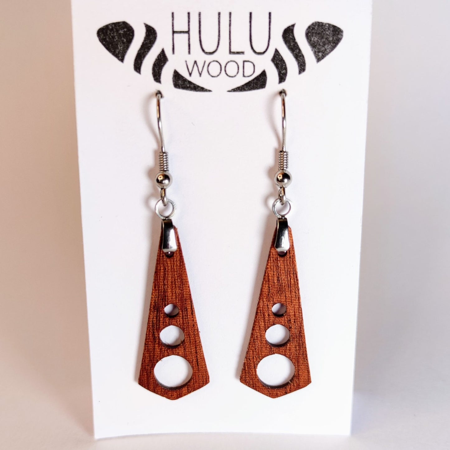 B1S pendientes HuluWood OnlyWood en su expositor