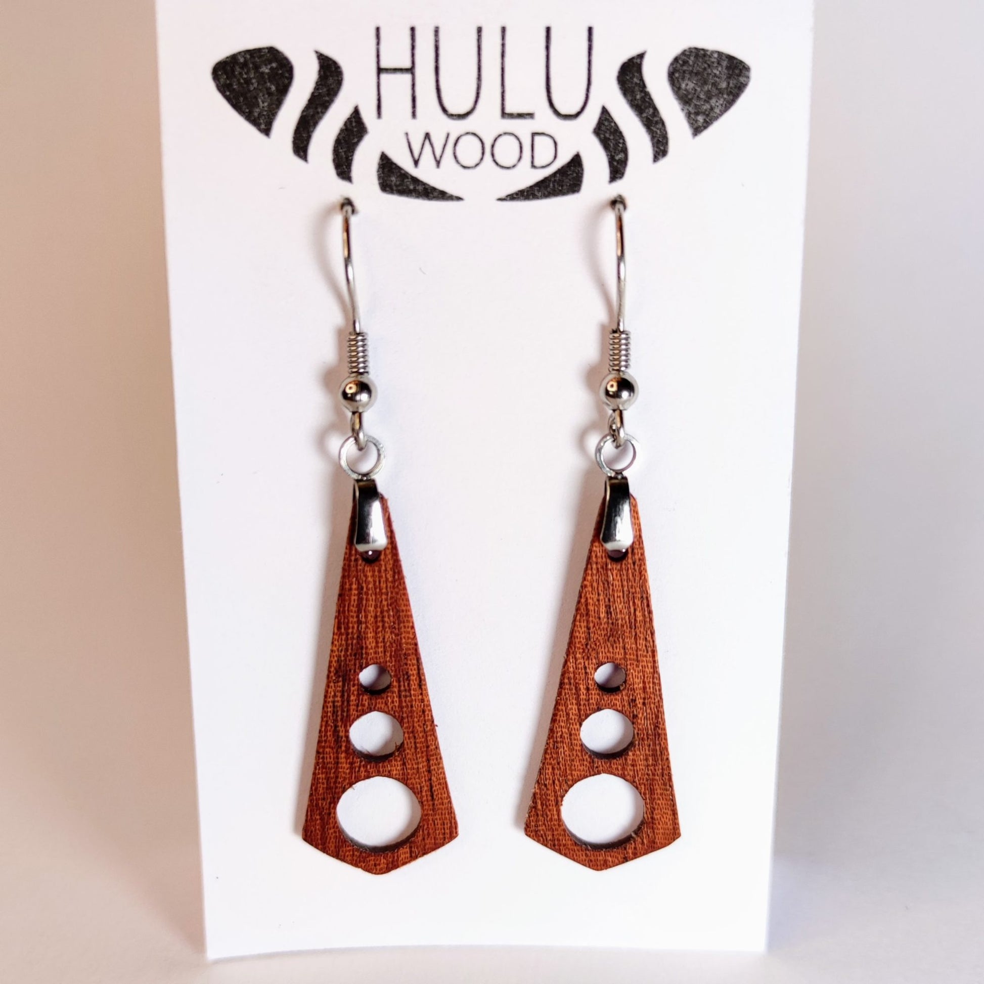 B1S pendientes HuluWood OnlyWood en su expositor