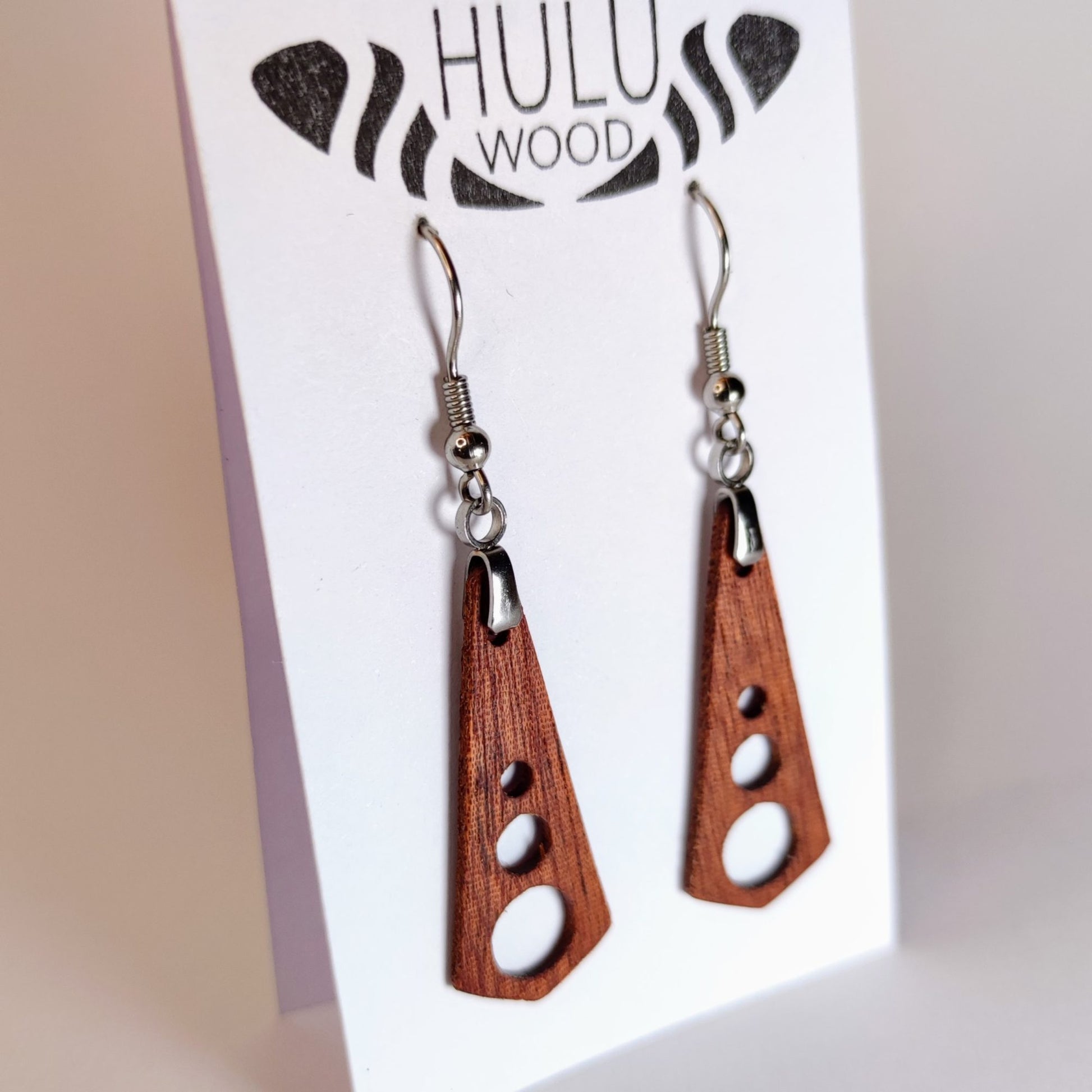 B1S pendientes HuluWood OnlyWood en su expositor oblicuo