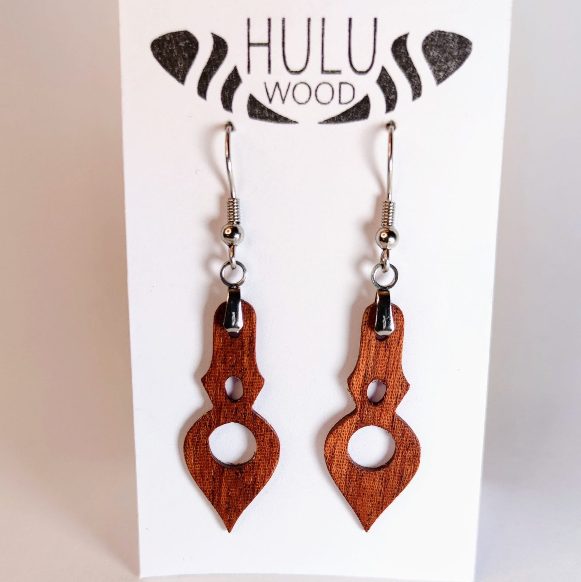 B2S Pendientes HuluWood OnlyWood en su expositor frente