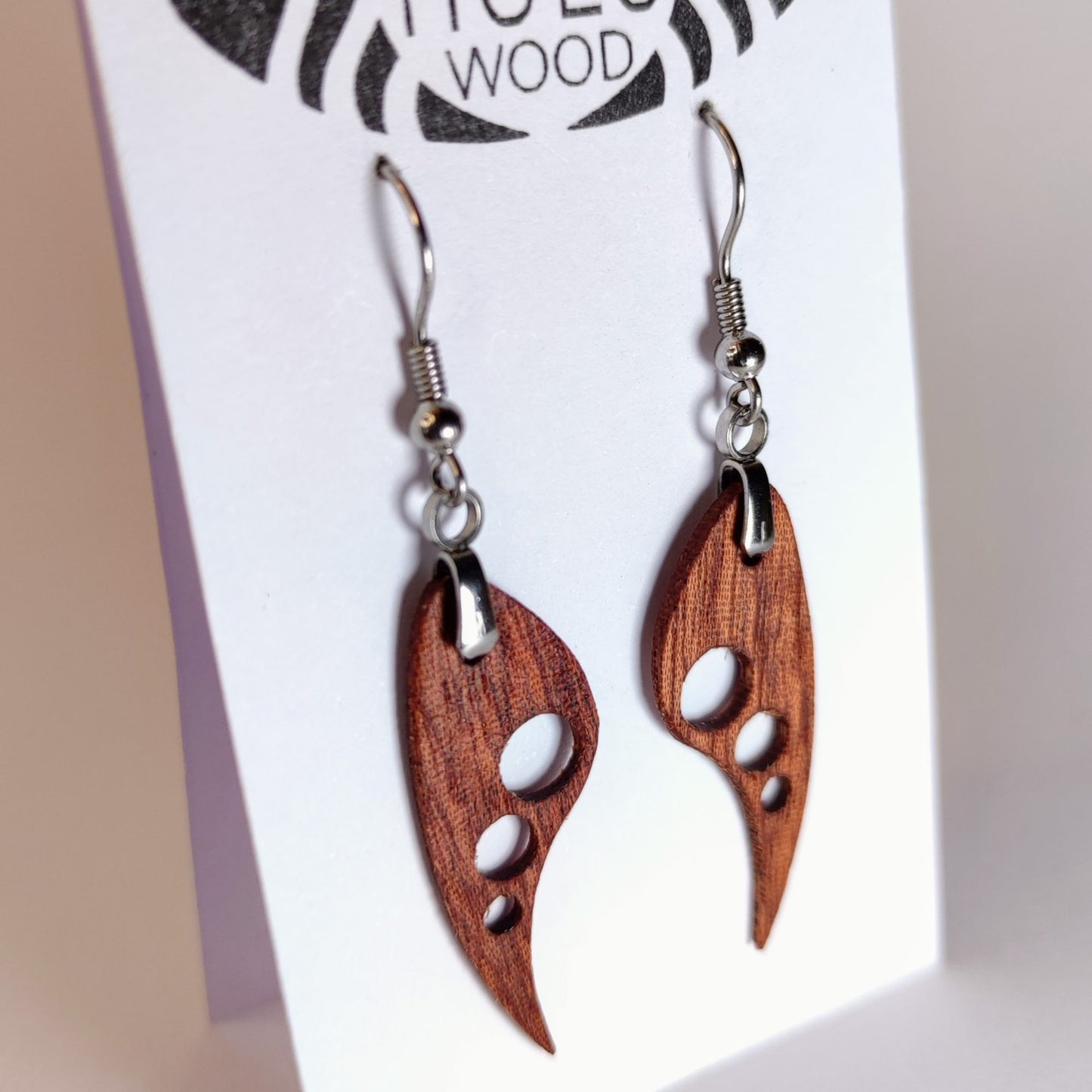 B3S Pendientes HuluWood OnlyWood expositor oblicuo