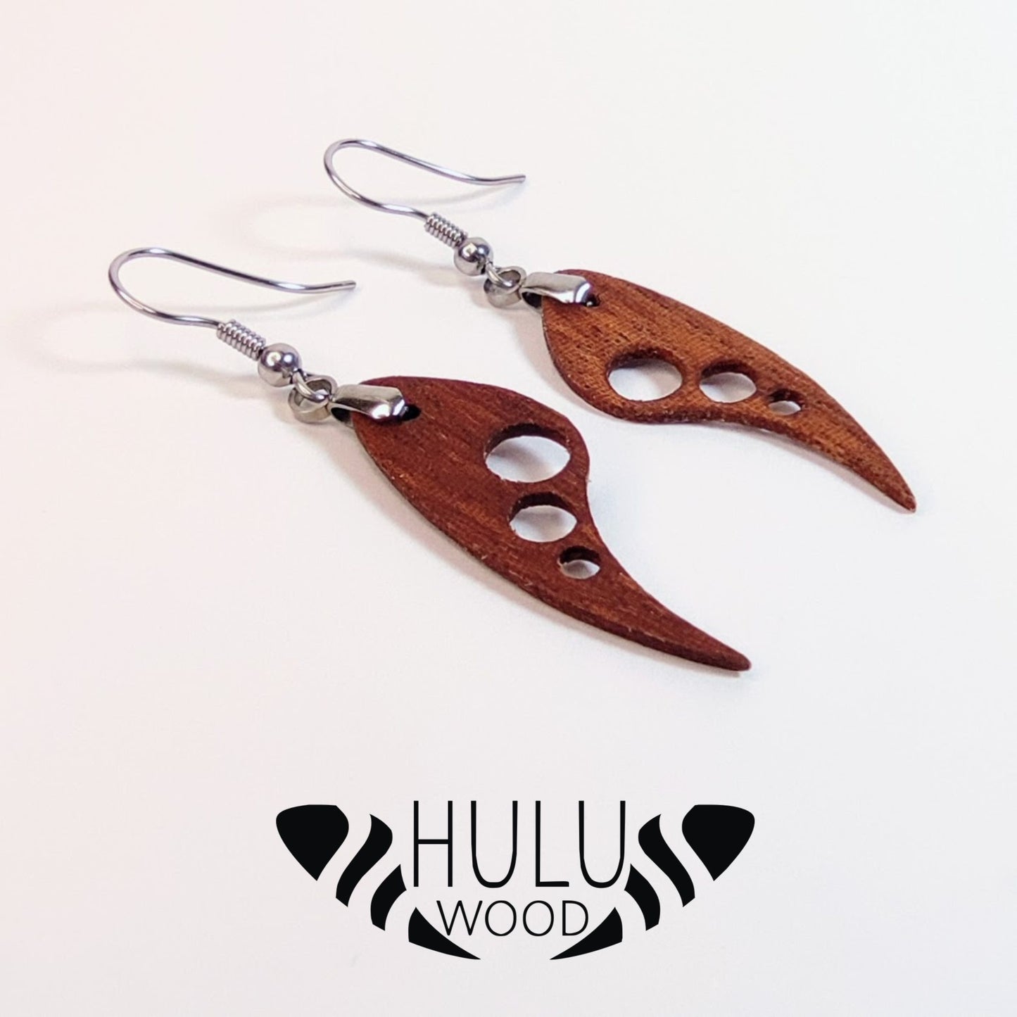 B3S Pendientes HuluWood OnlyWood fondo blanco oblicuo principal logotipo