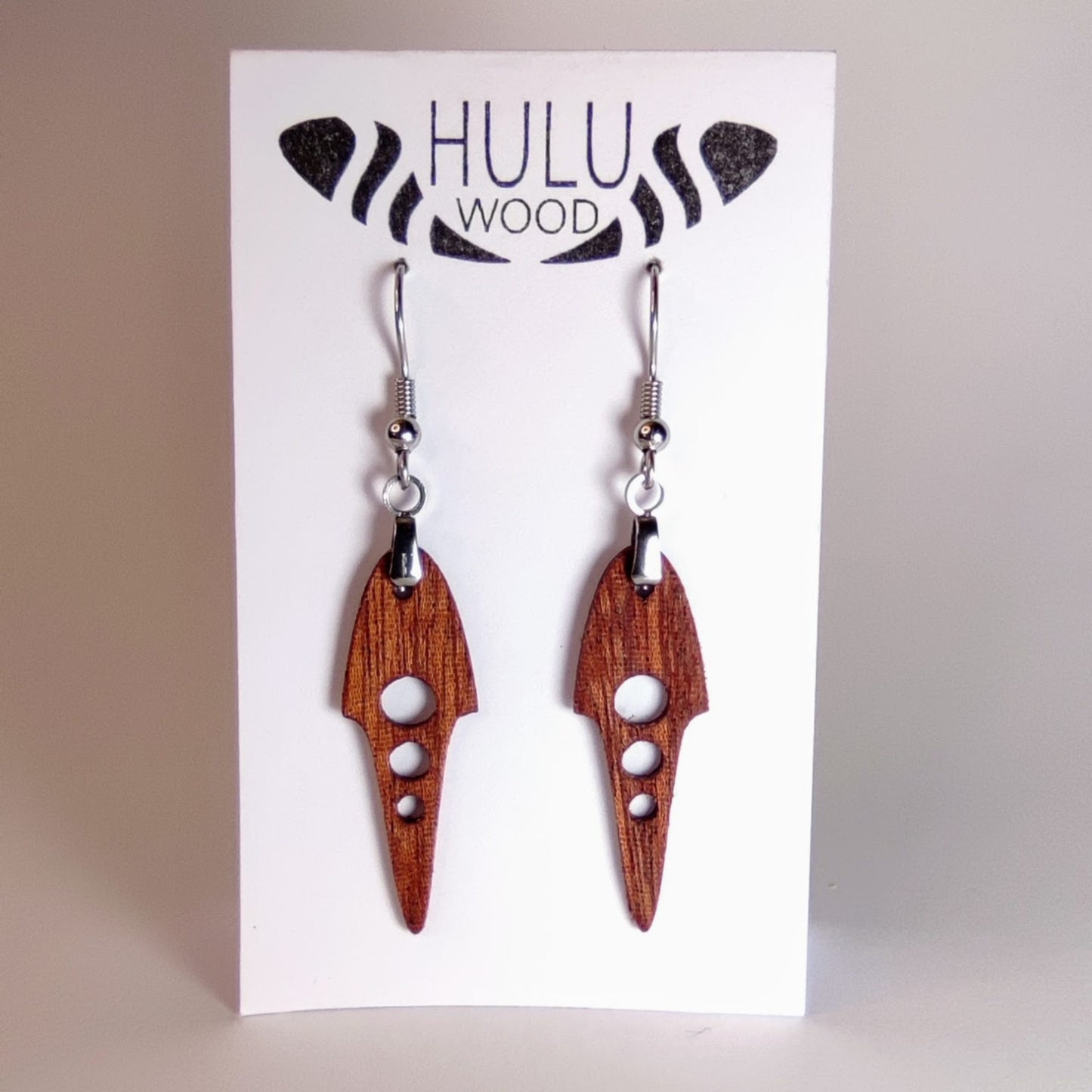 B4 Pendientes HuluWood OnlyWood en su expositor frontal