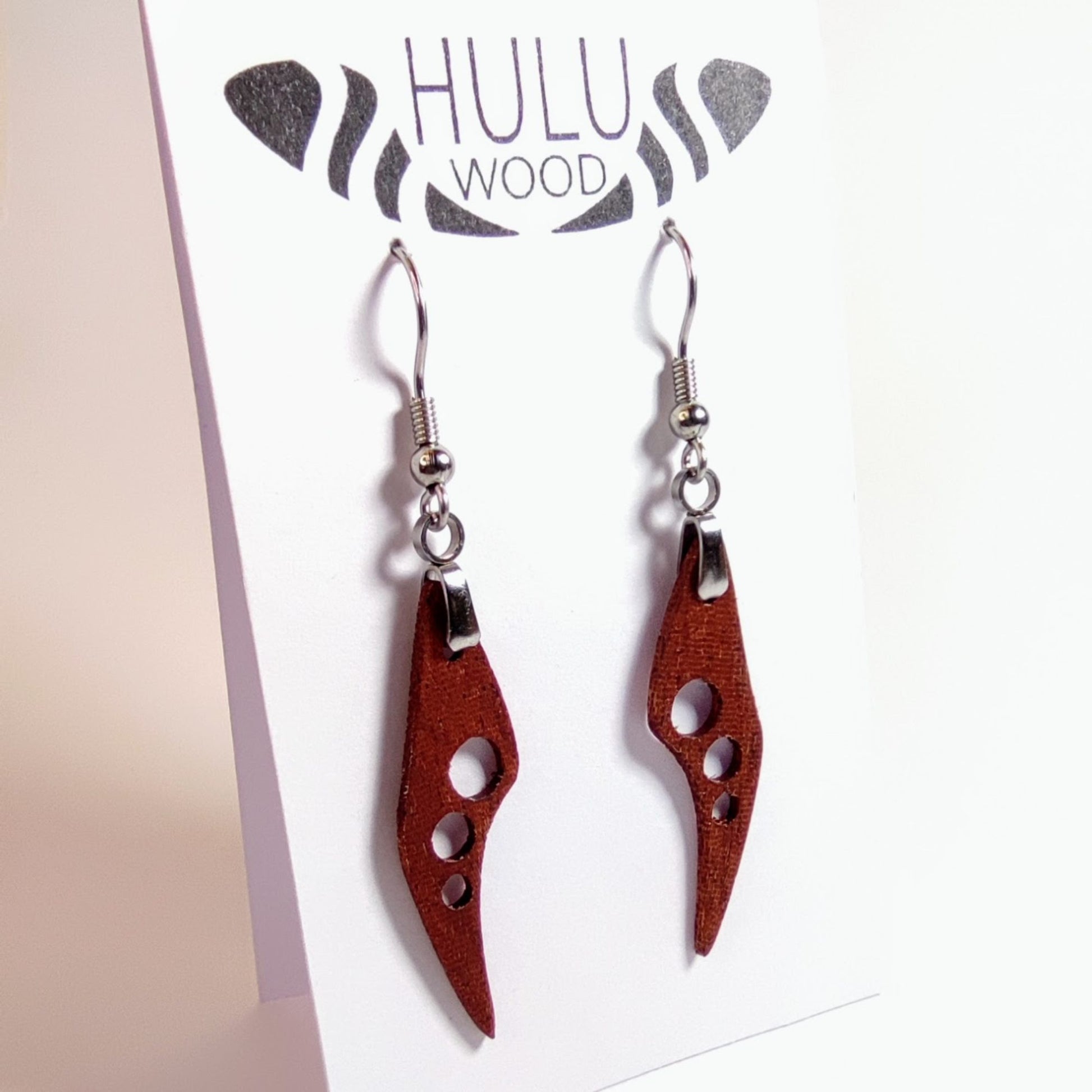 B5 Pendientes HuluWood OnlyWood caoba en su expositor oblicuo