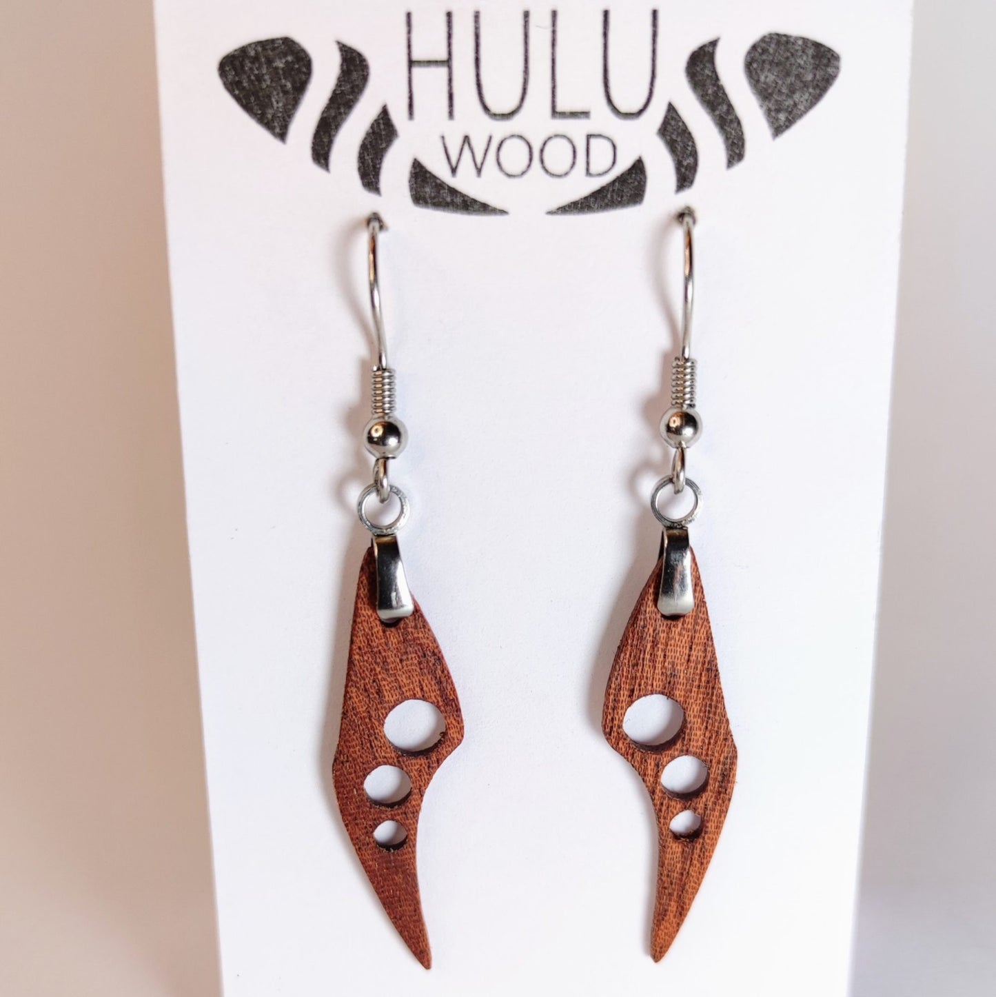 B5 Pendientes HuluWood OnlyWood caoba en su expositor