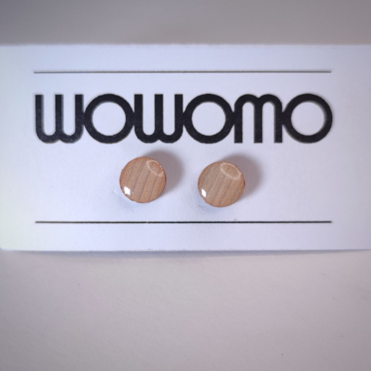 pendientes WOWOMO I3 7mm en su expositor