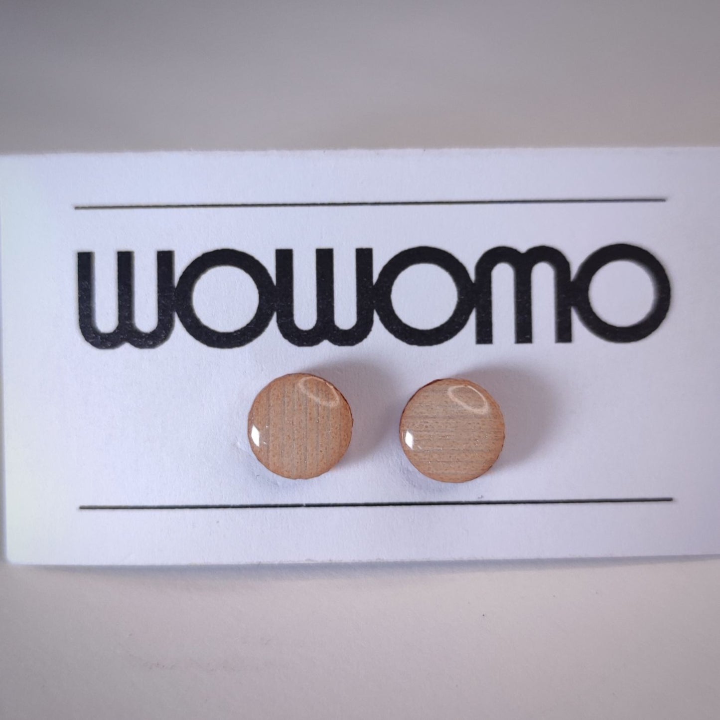 pendientes WOWOMO I3 8mm en su expositor