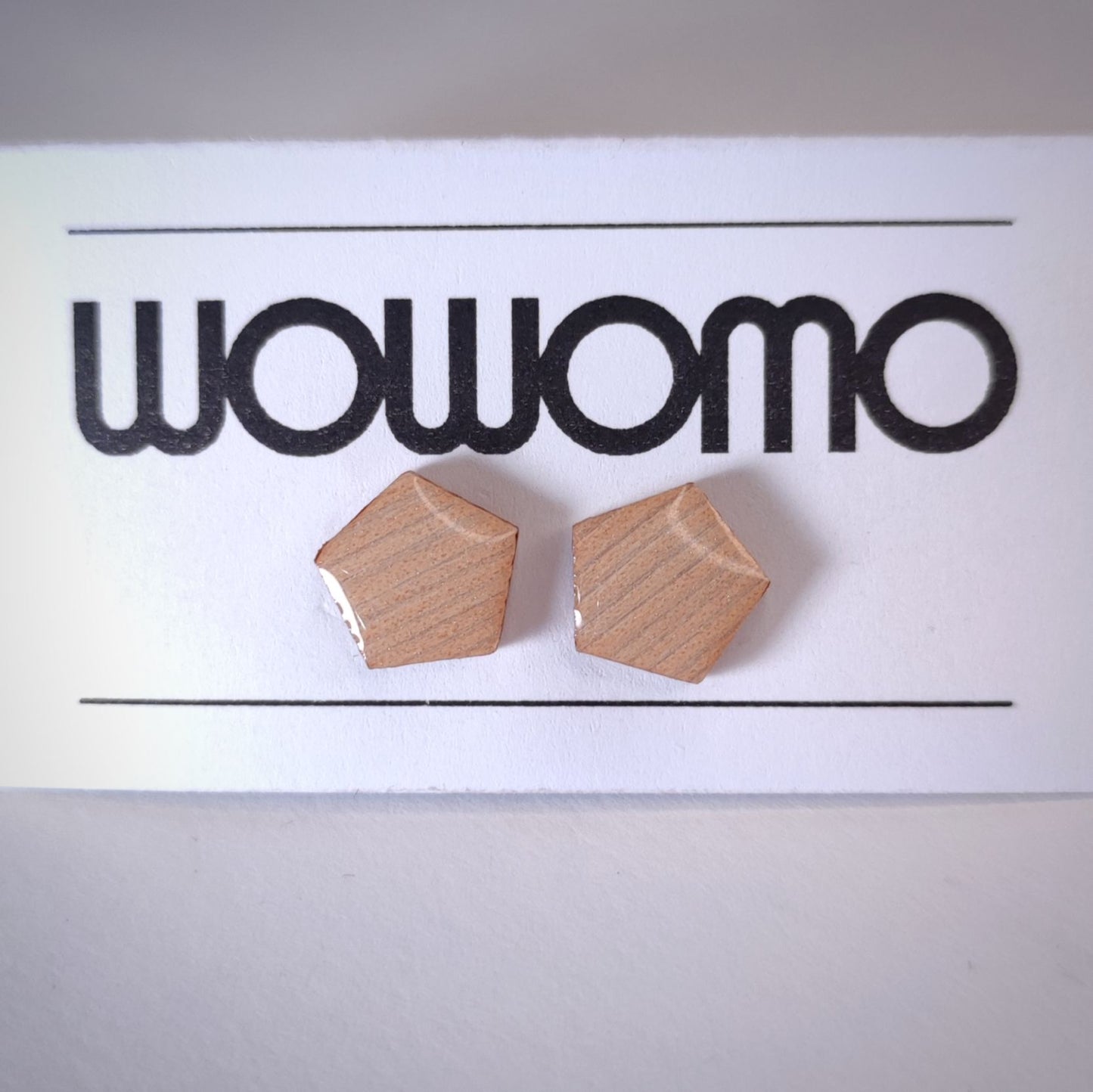 pendientes WOWOMO I3 pentágono en su expositor