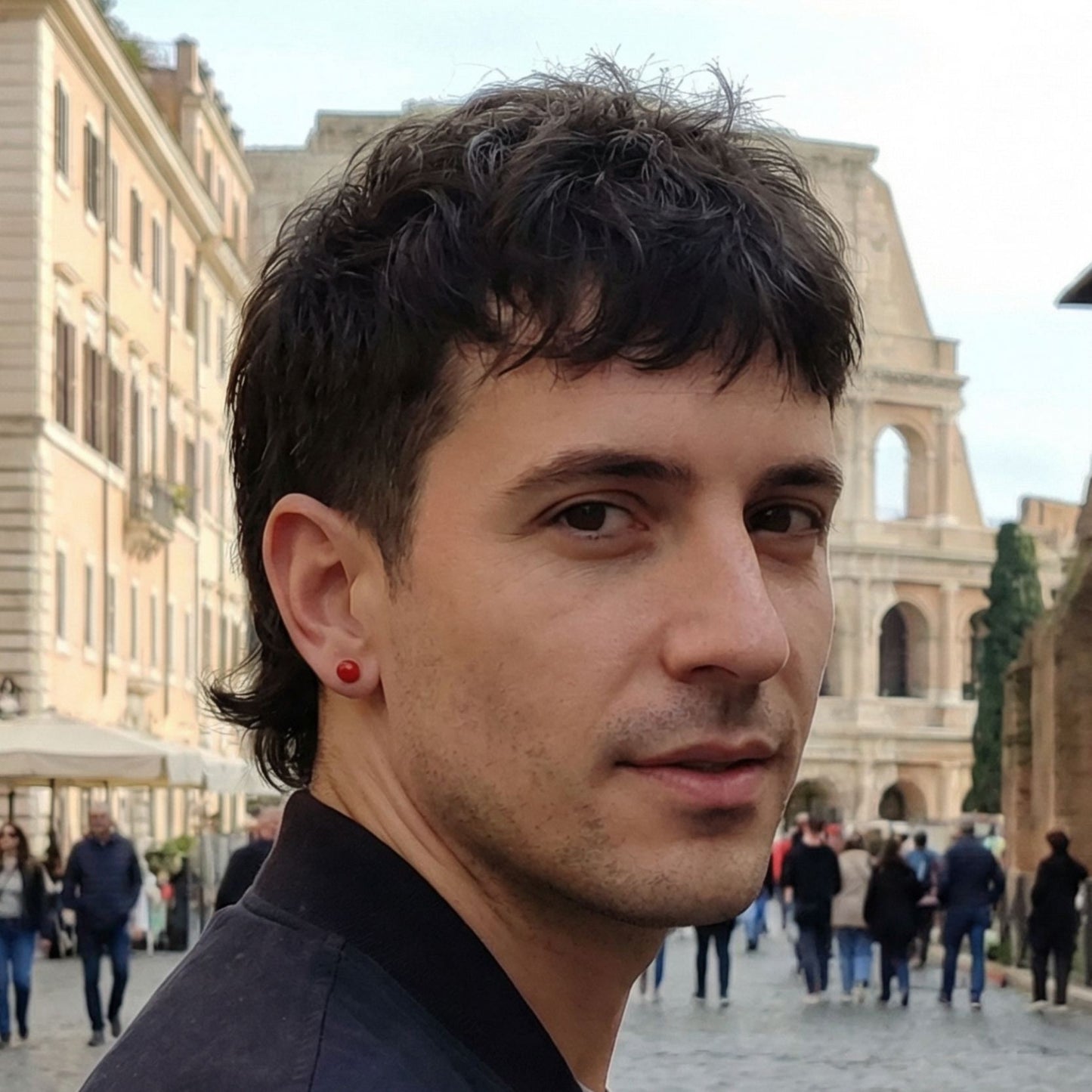 modelo lleva puesos pendientes WOWOMO modelo k3-5 en entorno de ciudad de Roma