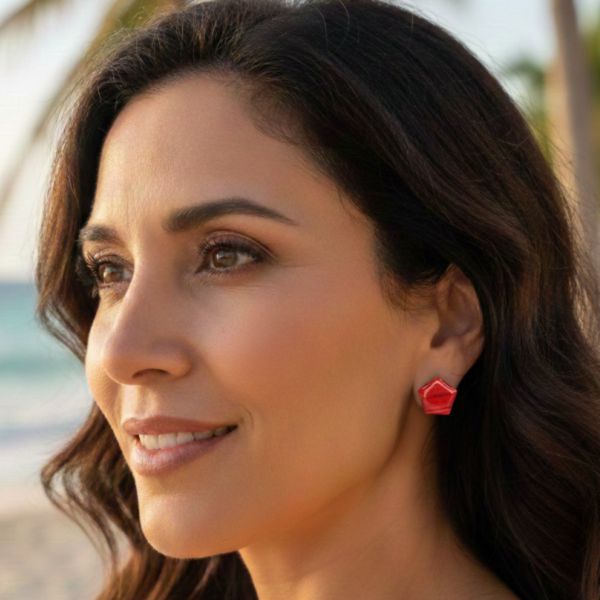 modelo lleva puestos pendientes WOWOMO, K1, color rojo rosado mica