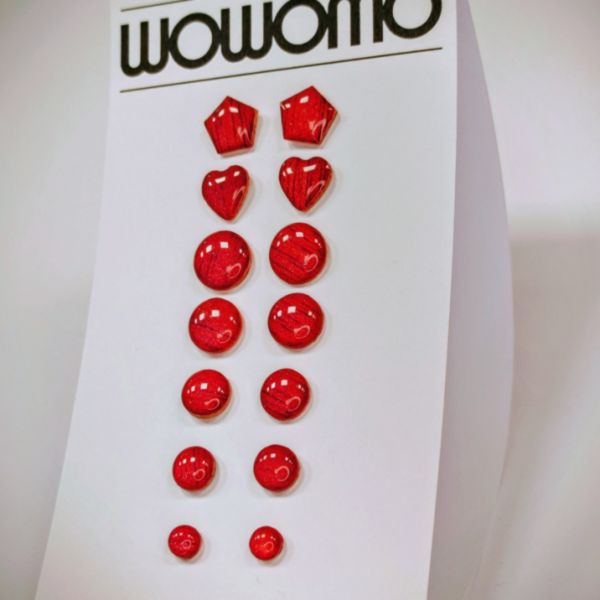 Pendientes WOWOMO K1 de madera de calabo con color rojo rosado mica recubierto de esmalte resina brillantes, en expositor completo con todos las variantes.