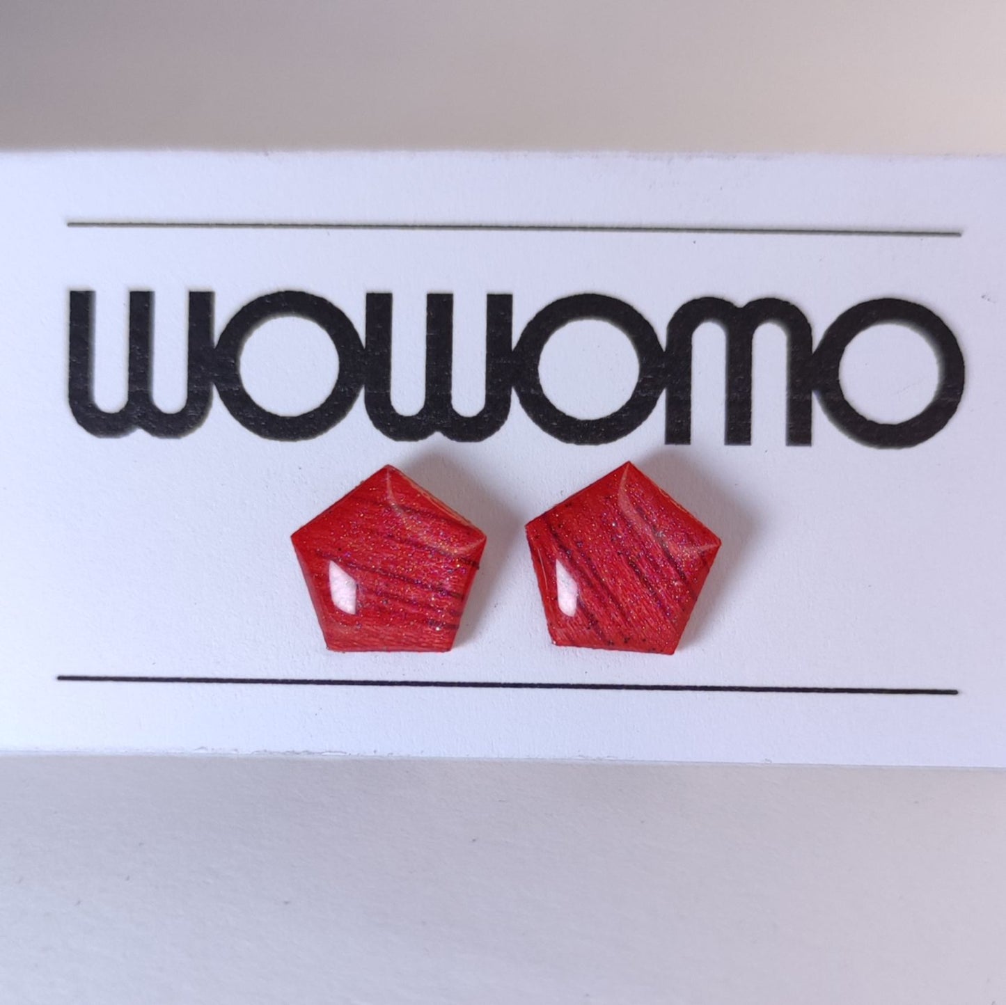 pendientes WOWOMO K2 PENTAGONO en su expositor