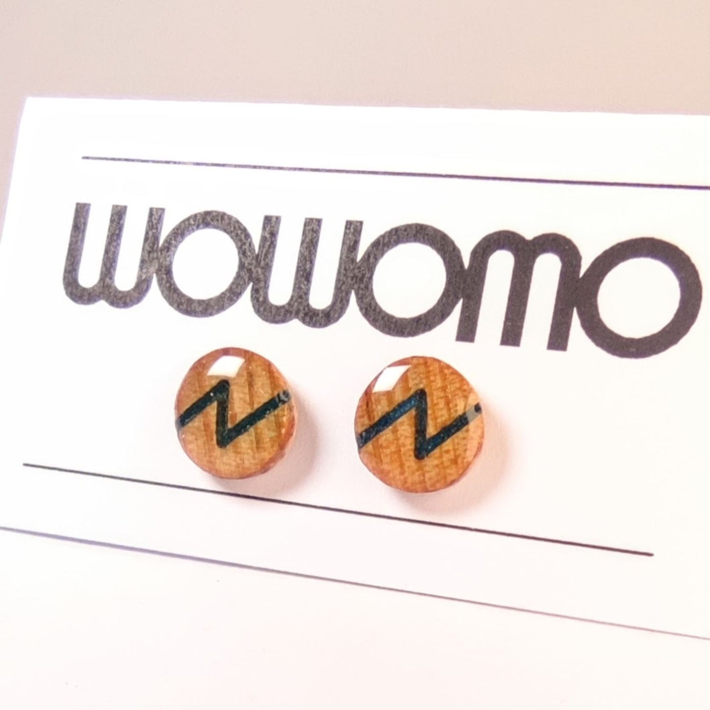 pendientes WOWOMO K1 RAYO en su expositor