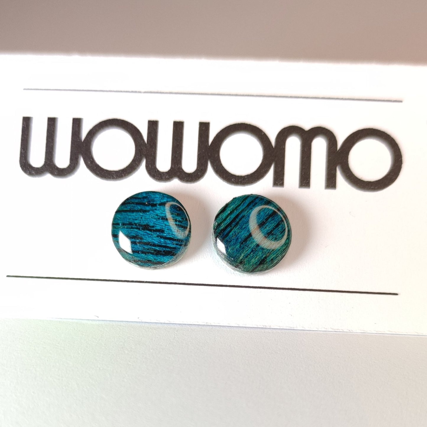 O2-10mm pendientes WOWOMO en su expositor.