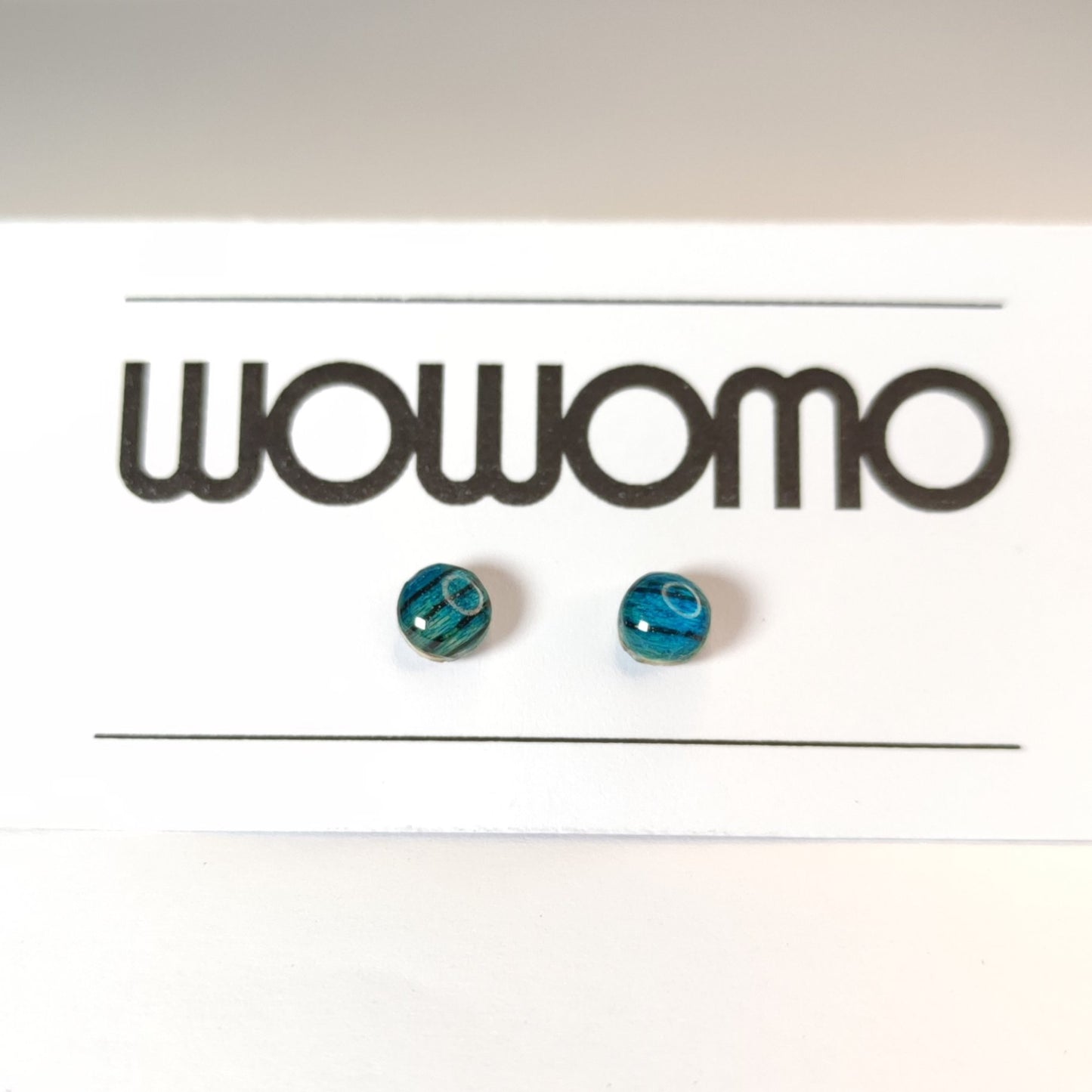 O2-5mm pendientes WOWOMO en su expositor.