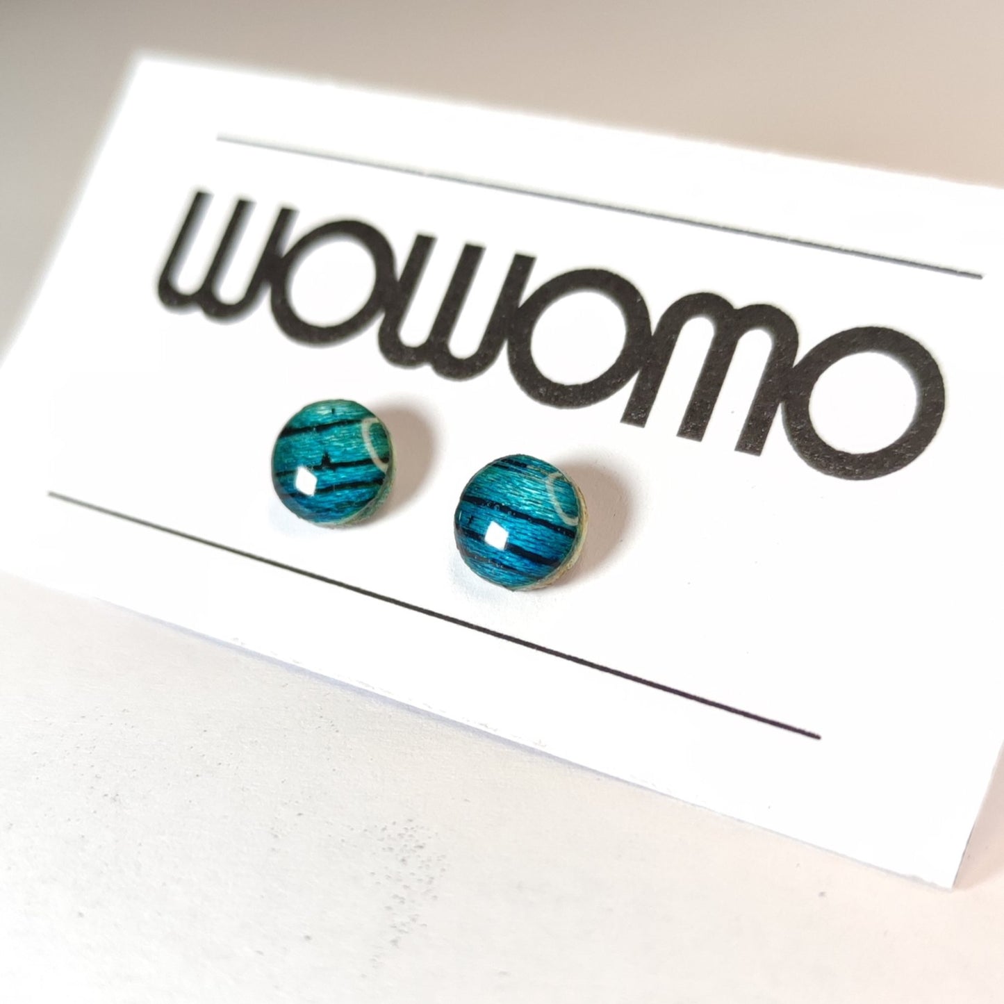 O2-7mm pendientes WOWOMO en su expositor.