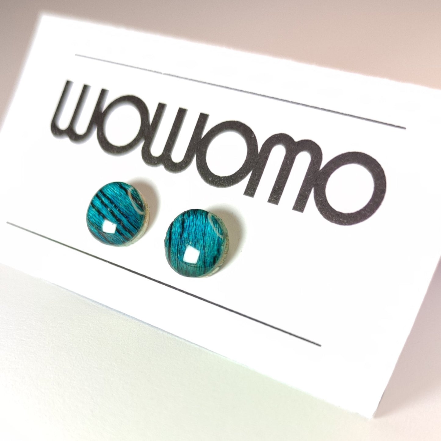 O2-8mm pendientes WOWOMO en su expositor.