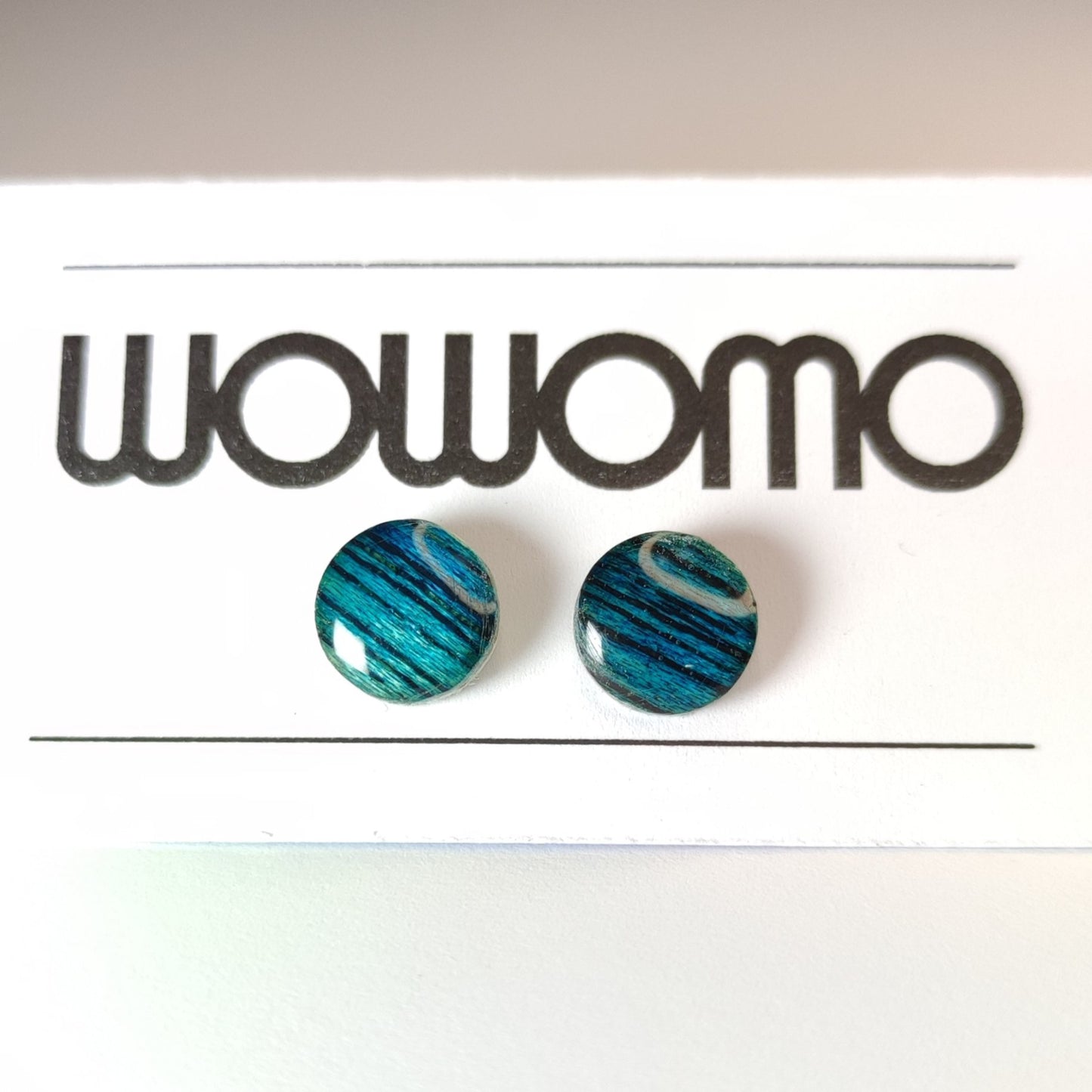 O2-9mm pendientes WOWOMO en su expositor.