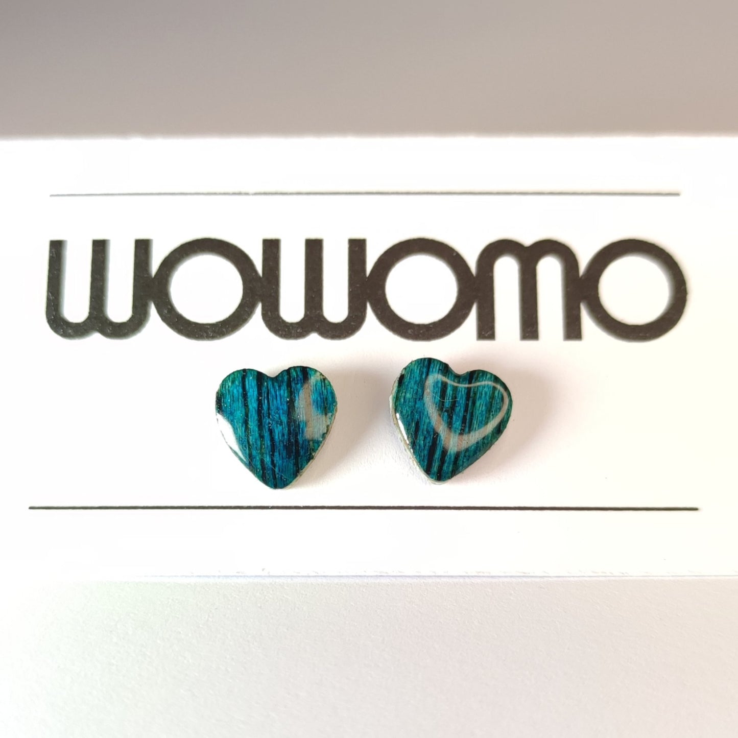 O2-C pendientes WOWOMO en su expositor.