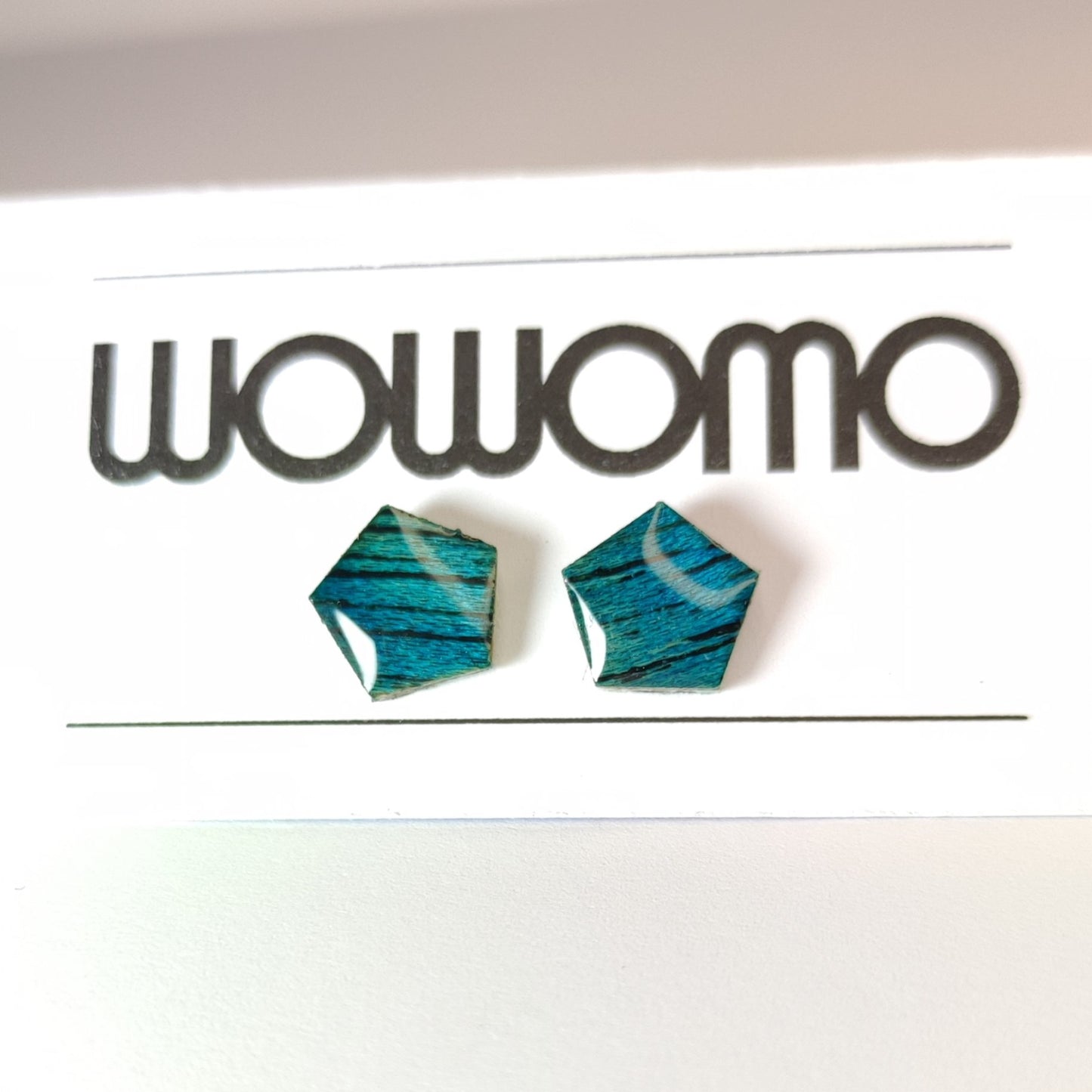 O2-P pendientes WOWOMO en su expositor.