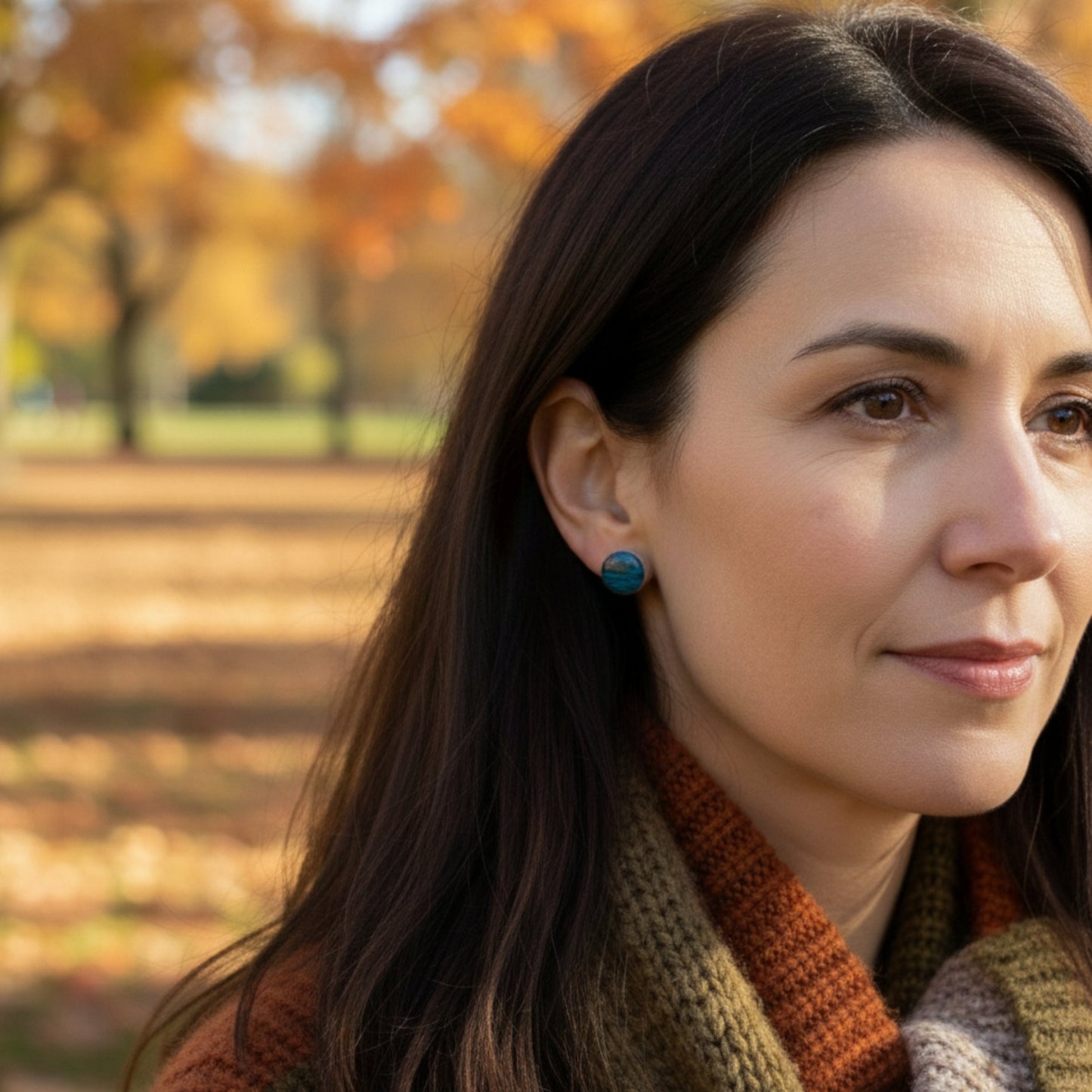 modelo con pendientes WOWOMO O2 puestos