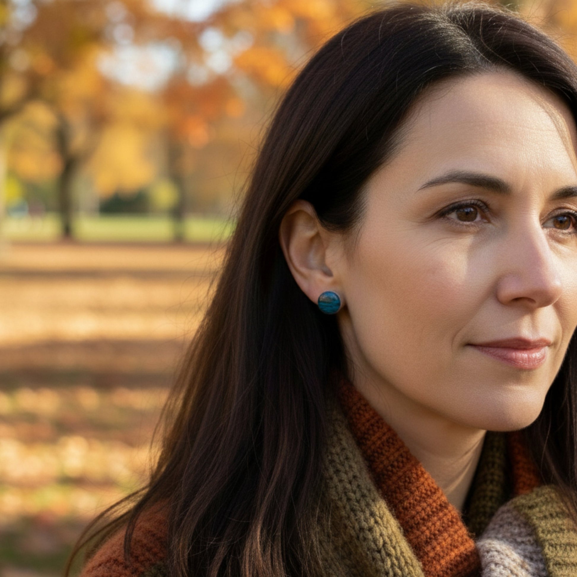 modelo con pendientes WOWOMO O2 puestos