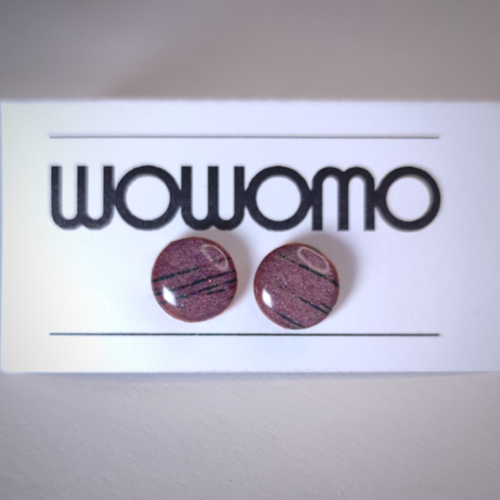 pendientes WOWOMO J3 10mm en su expositor