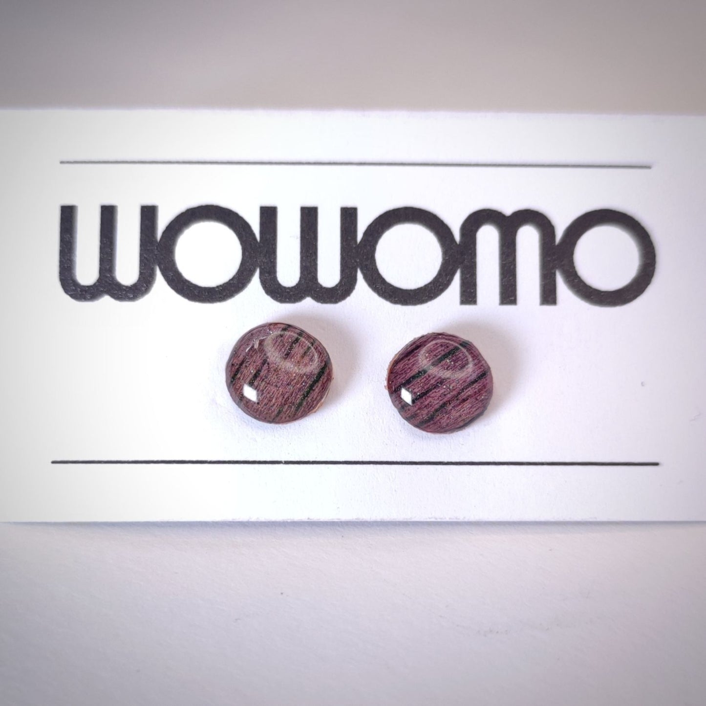 pendientes WOWOMO J3 8mm en su expositor