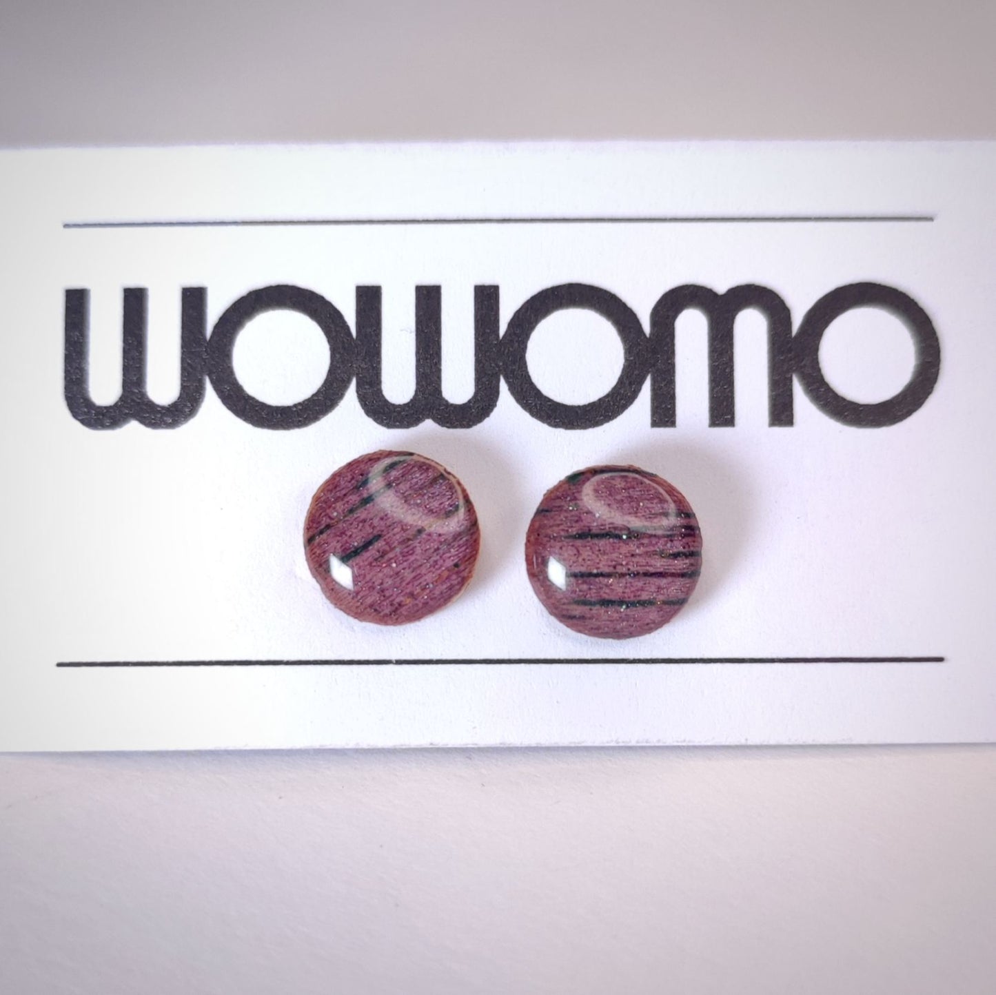 pendientes WOWOMO J3 9mm en su expositor